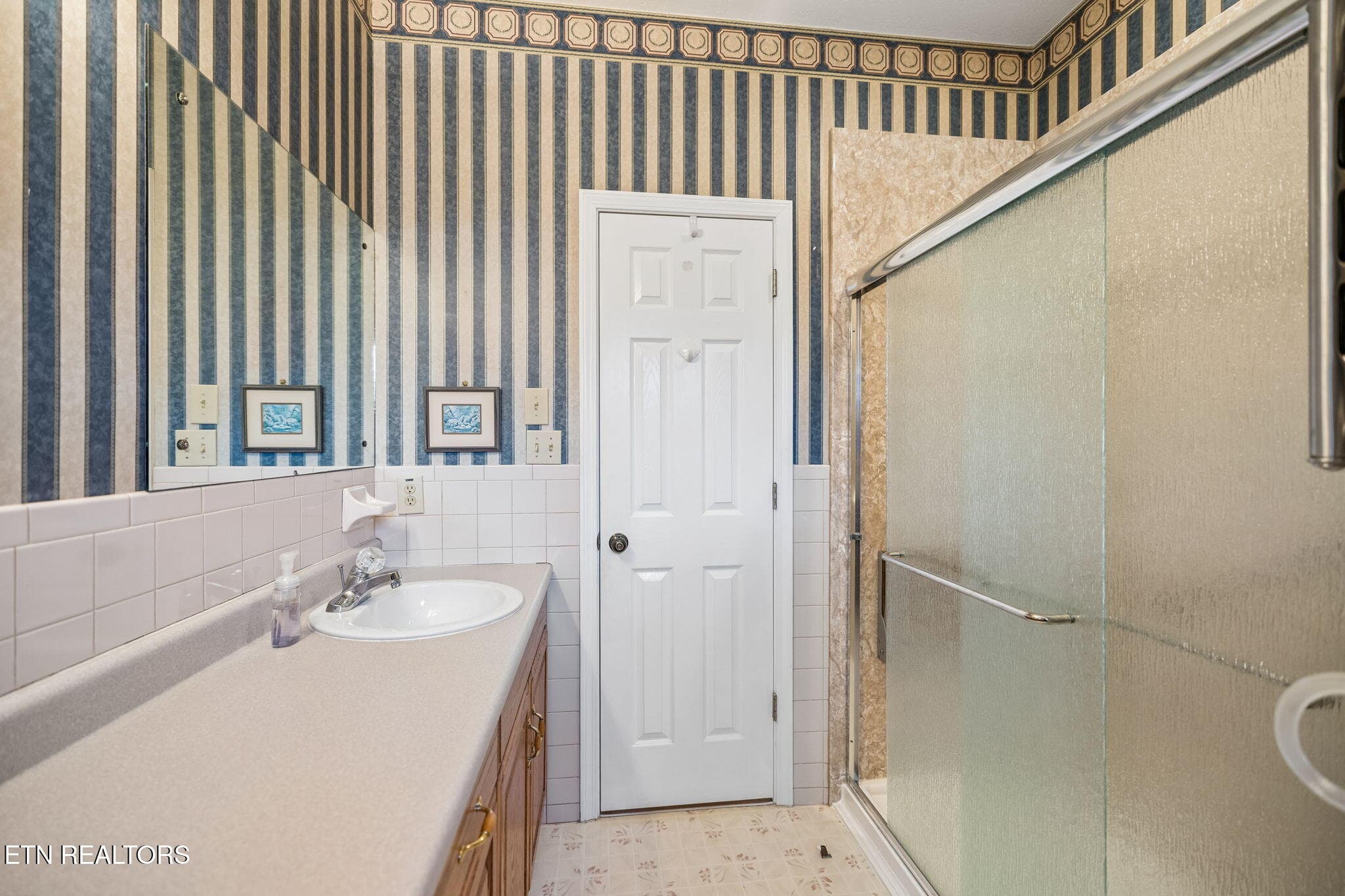 Guest bath - 937 Andover Blvd, Alcoa, TN 37701, Alcoa