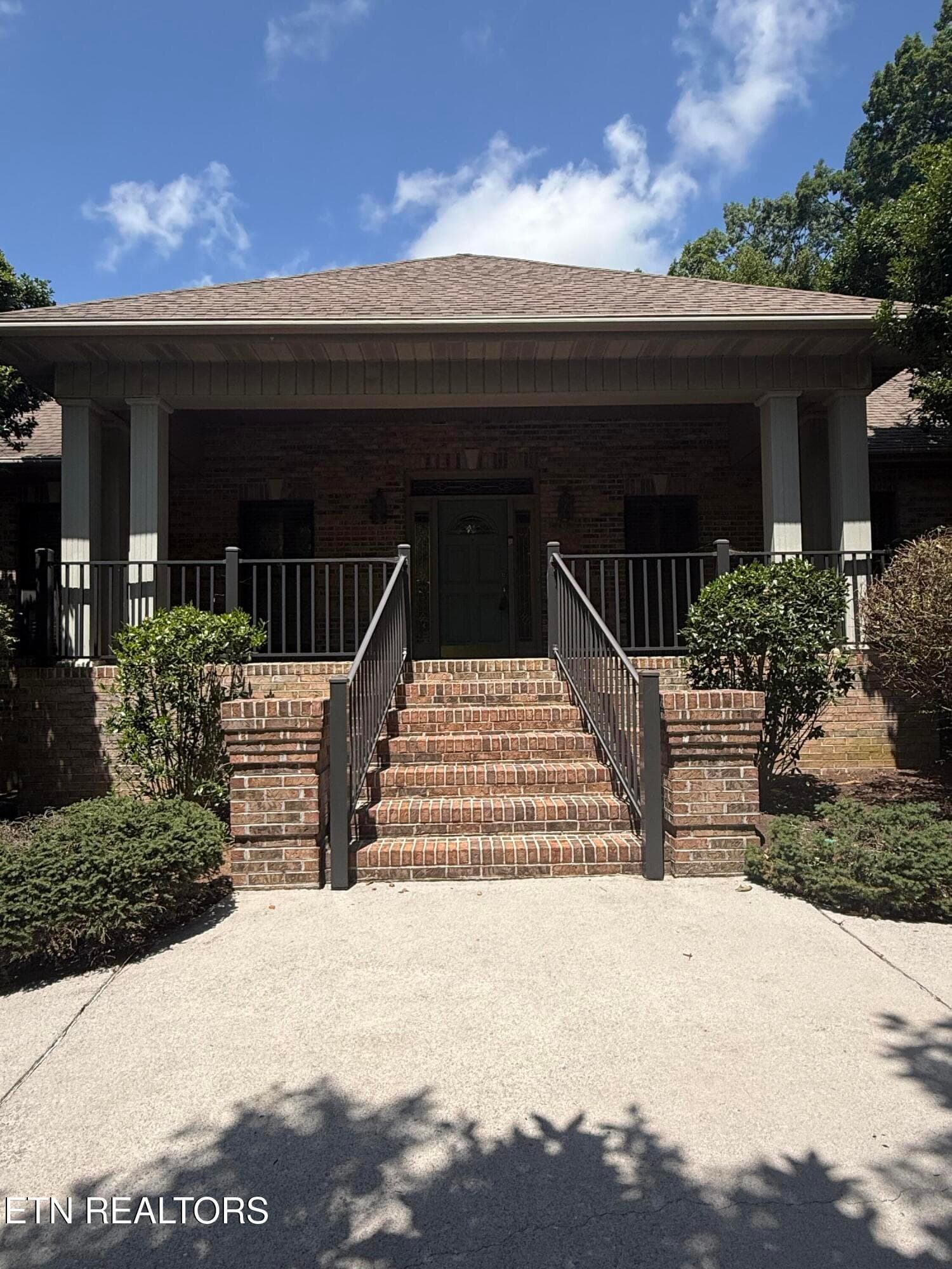 regal front brick porch - 1817 Peppertree Drive, Alcoa, TN 37701