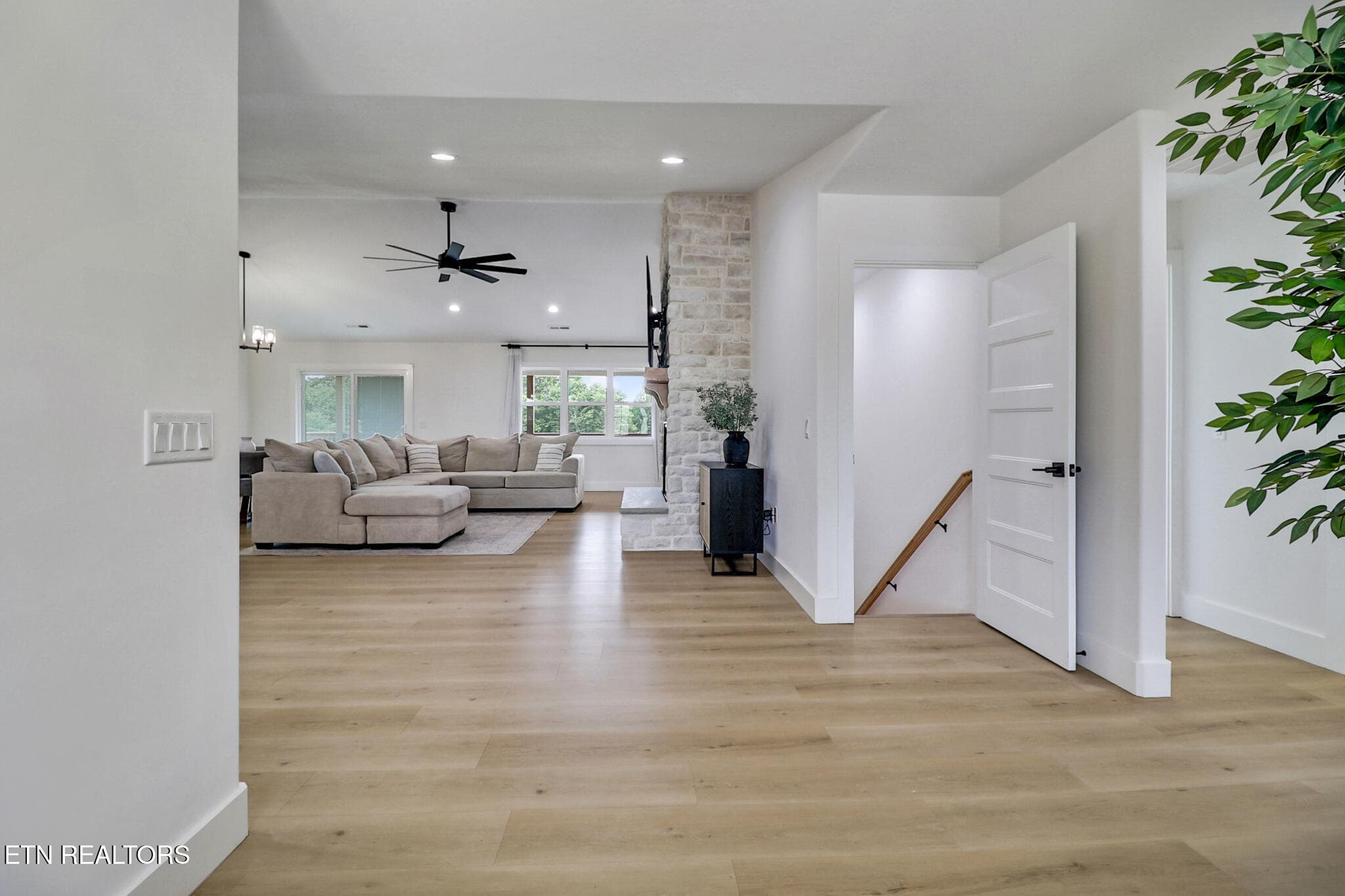 Entry - 322 Randolph Rd, Crossville, TN 38571