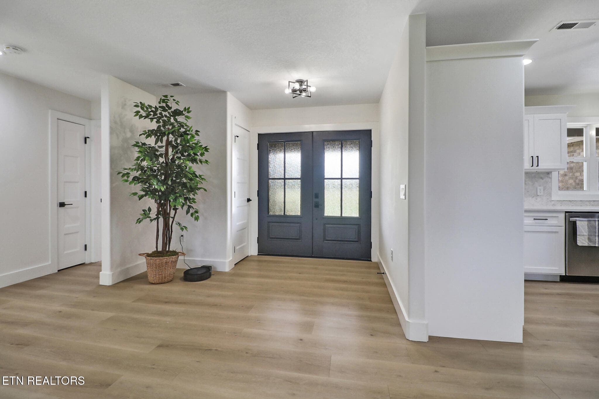 Entry - 322 Randolph Rd, Crossville, TN 38571