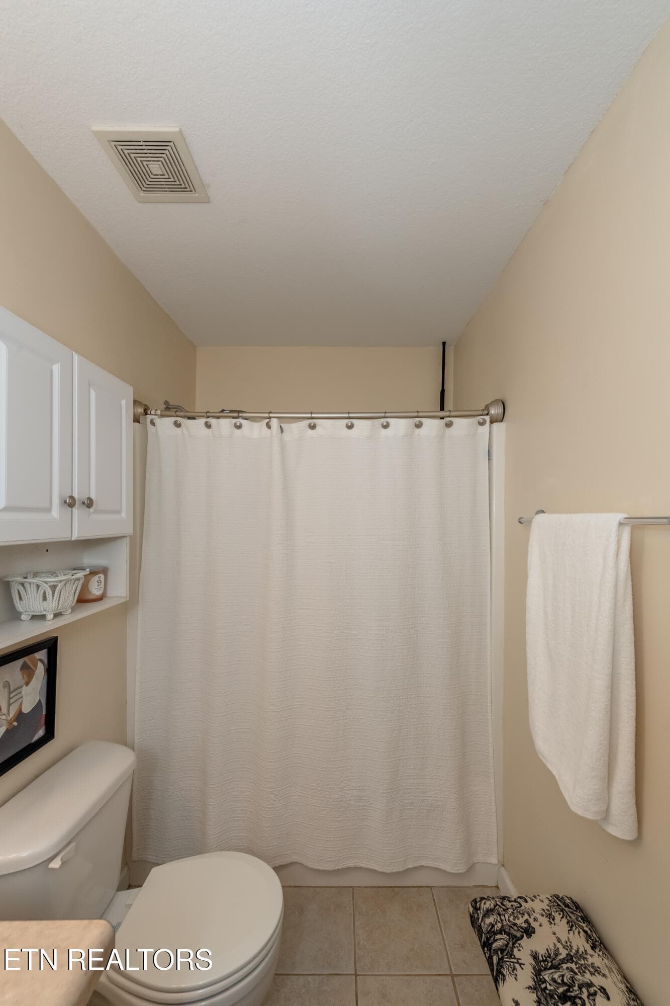 Hall bath - 2912 Dominion Drive, Maryville, TN 37803, Maryville