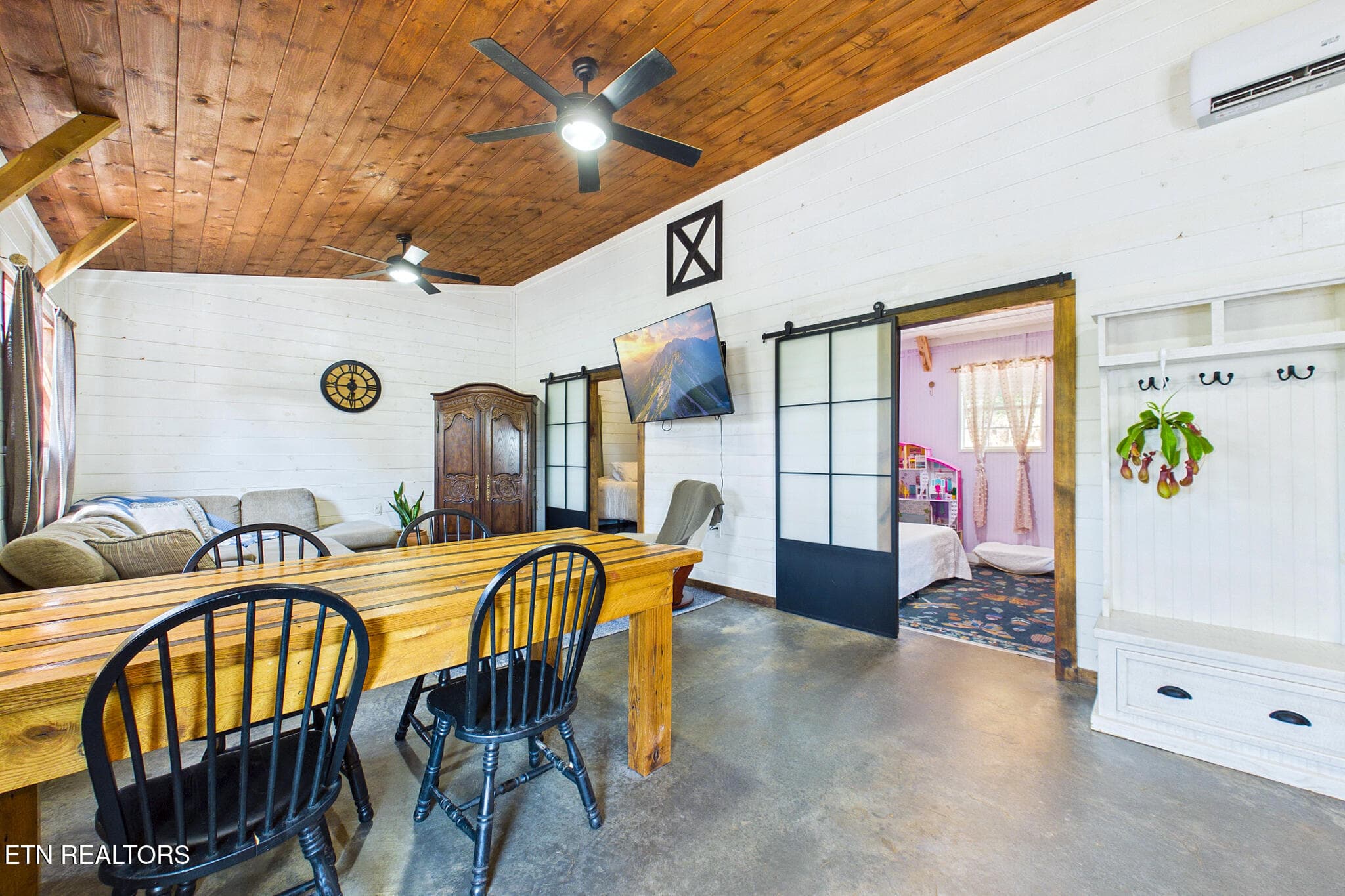 Living Dining - 361 County Road 38, Riceville, TN 37370, Riceville