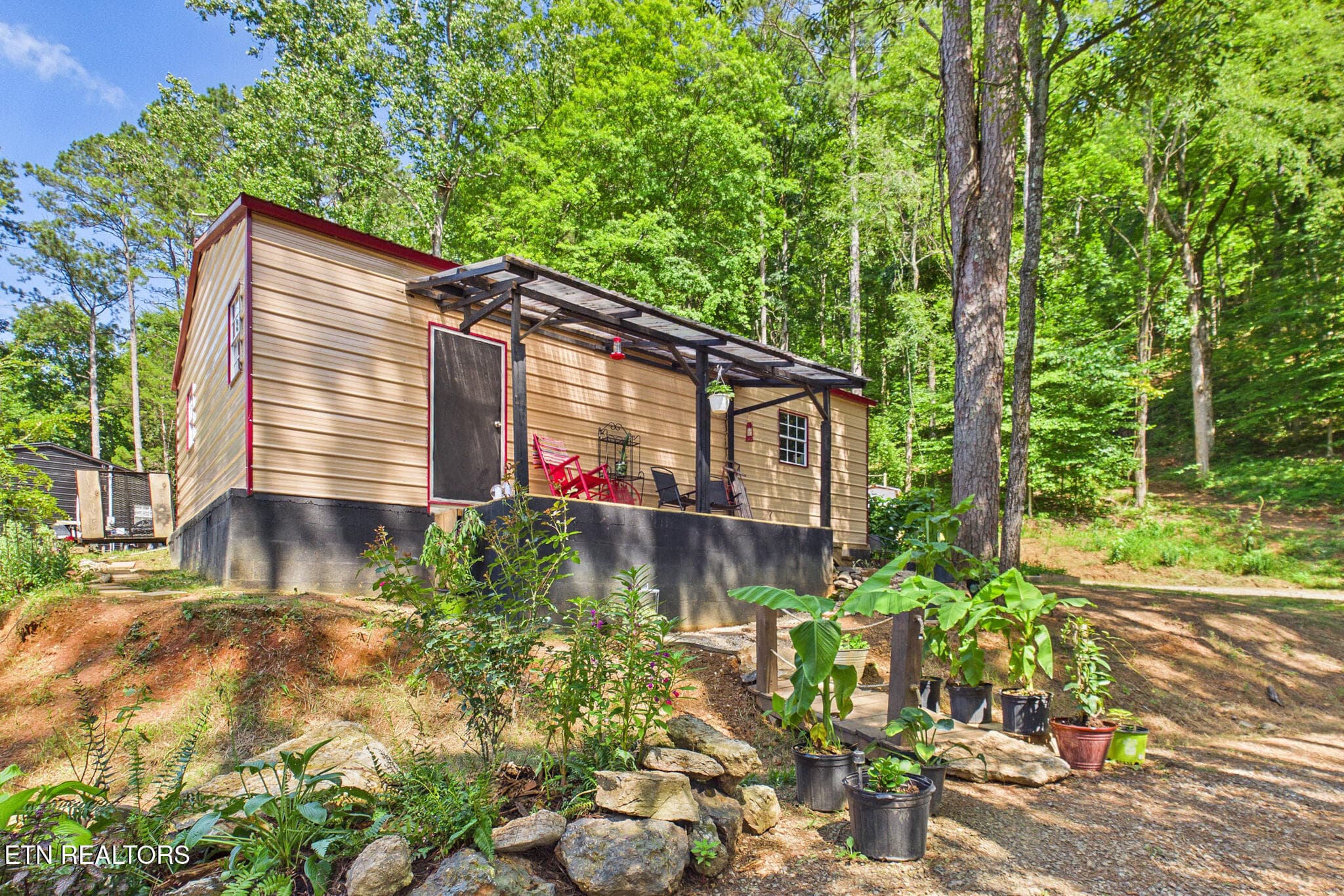 Garage Patio - 365 County Road 38, Riceville, TN 37370, Riceville