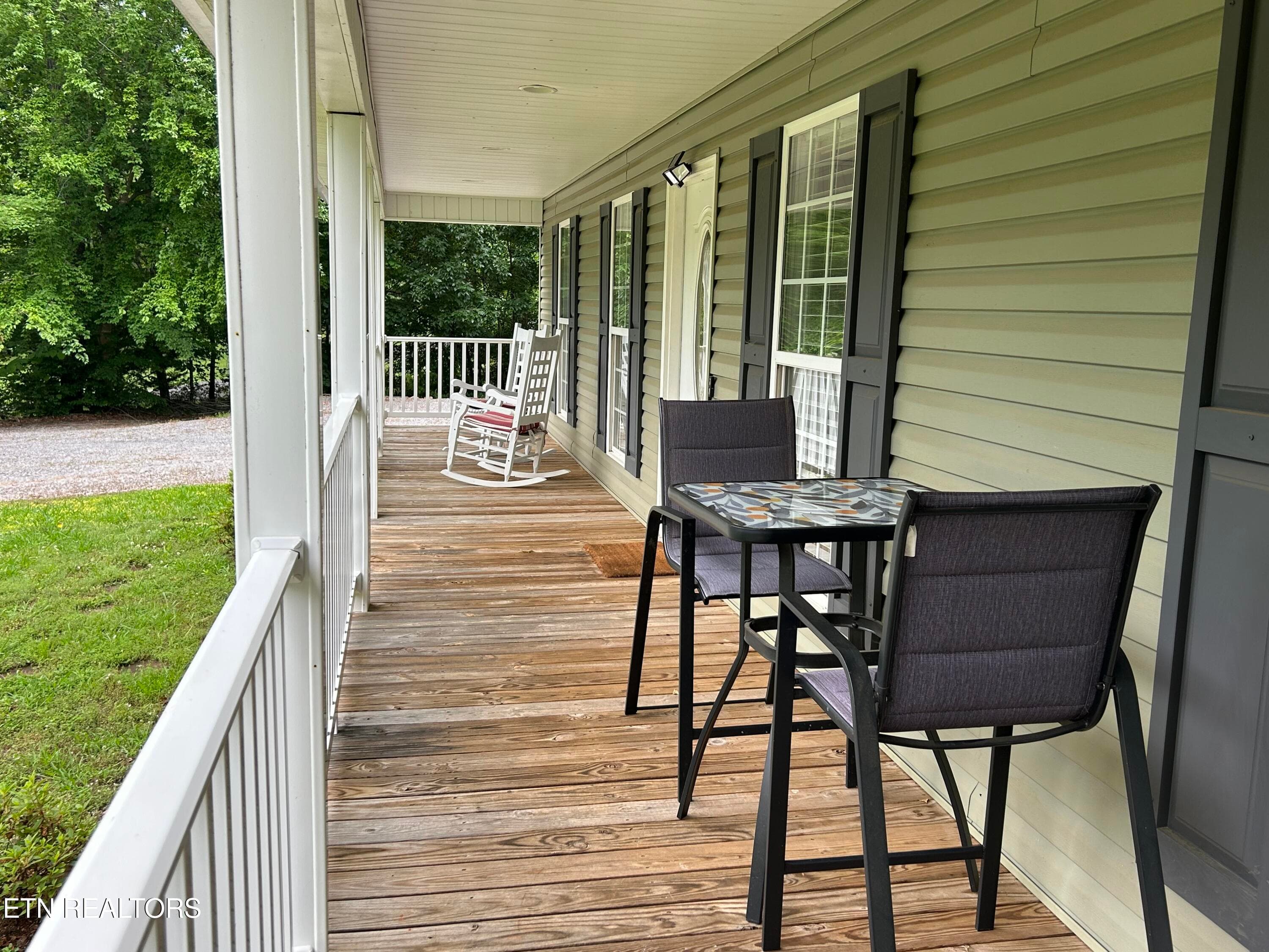 Large Fron Porch - 135 Central Ave, Benton, TN 37307, Benton