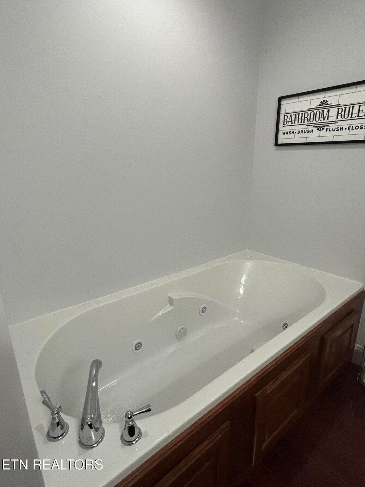 Whirlpool Tub in Primary - 135 Central Ave, Benton, TN 37307, Benton