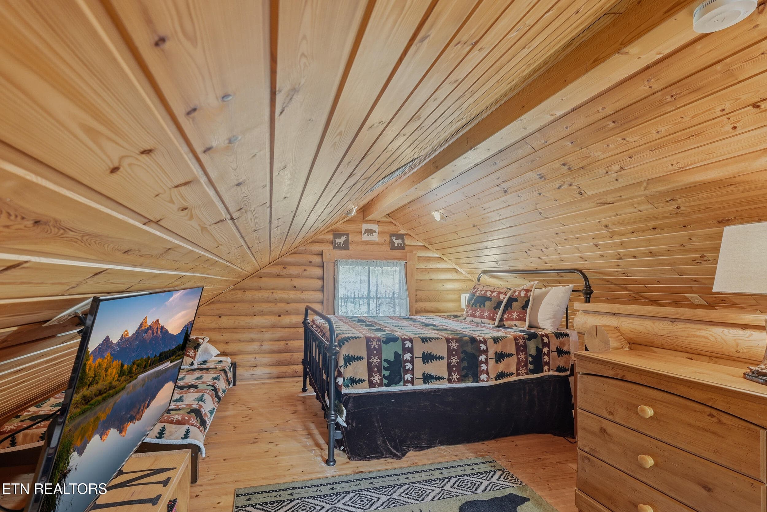 Bedroom 2-loft area - 917 Pine Cone Way, Gatlinburg, TN 37738, Gatlinburg