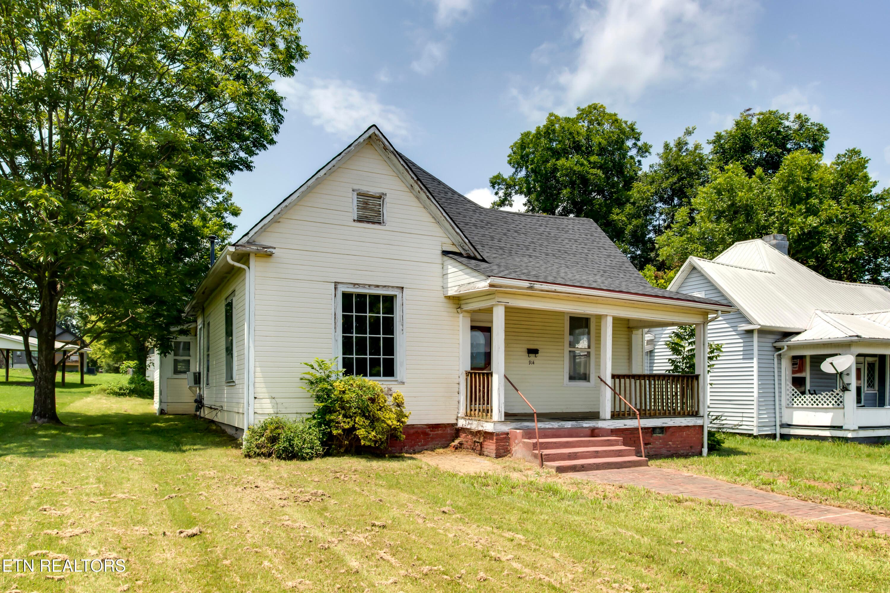 02_OhioAvenue_914_FrontLeft - 914 Ohio Ave, Etowah, TN 37331