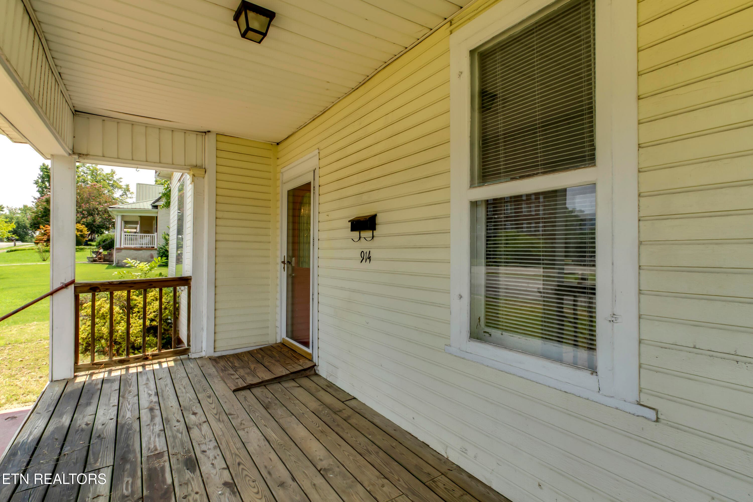 04_OhioAvenue_914_FrontPorch01 - 914 Ohio Ave, Etowah, TN 37331