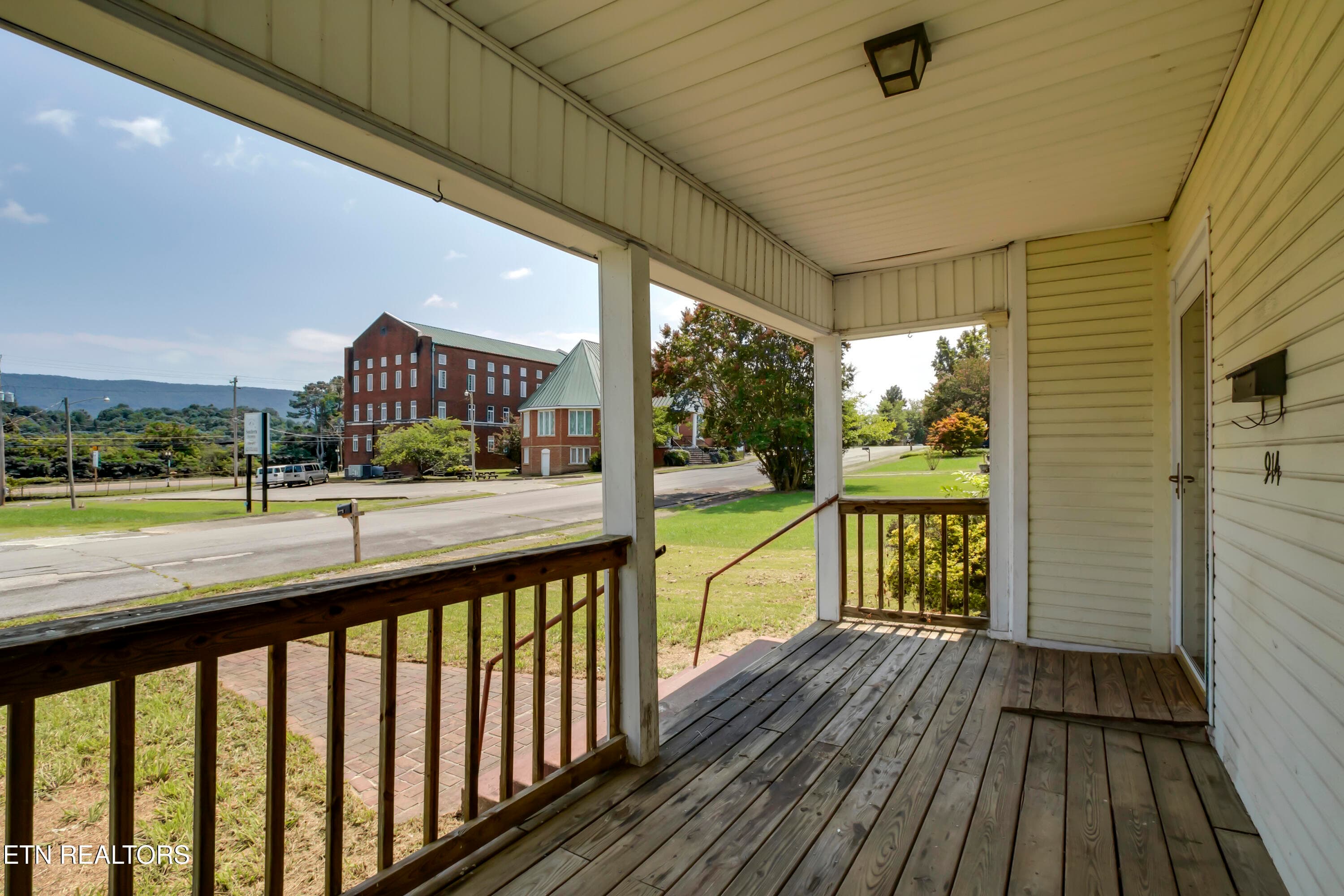 05_OhioAvenue_914_FrontPorch02 - 914 Ohio Ave, Etowah, TN 37331