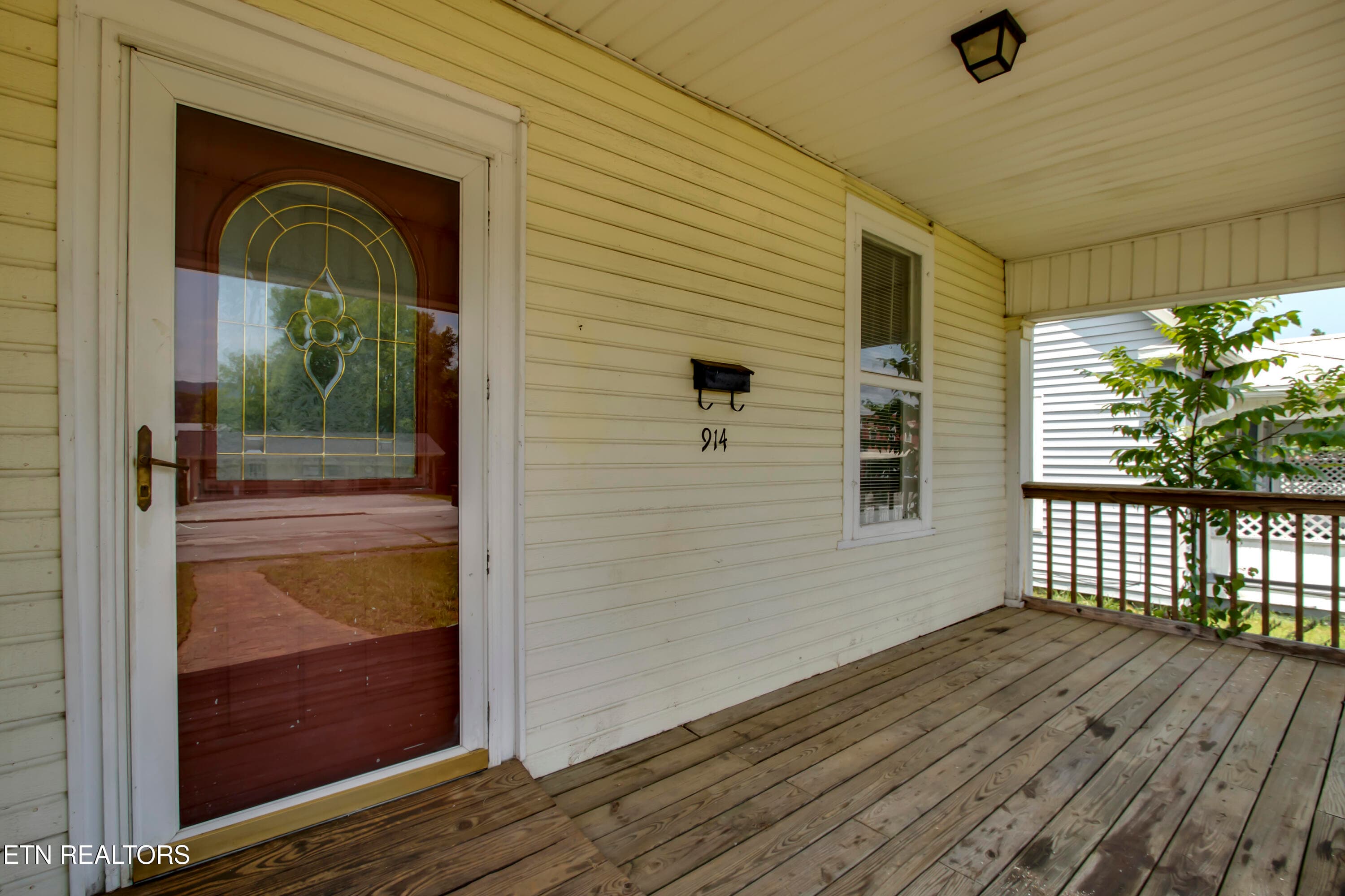 06_OhioAvenue_914_FrontEntry - 914 Ohio Ave, Etowah, TN 37331