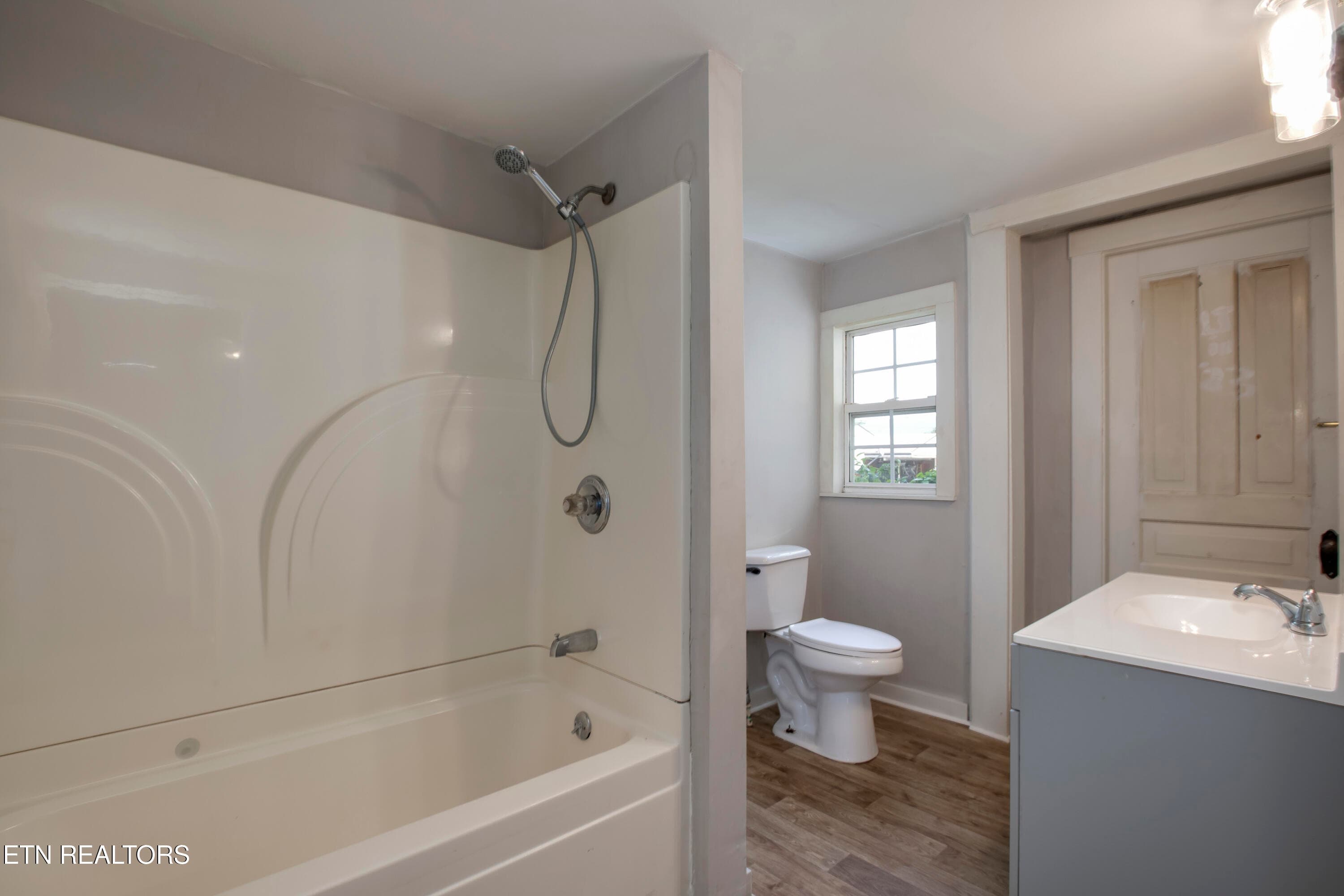 16_OhioAvenue_914_FullBath01 - 914 Ohio Ave, Etowah, TN 37331