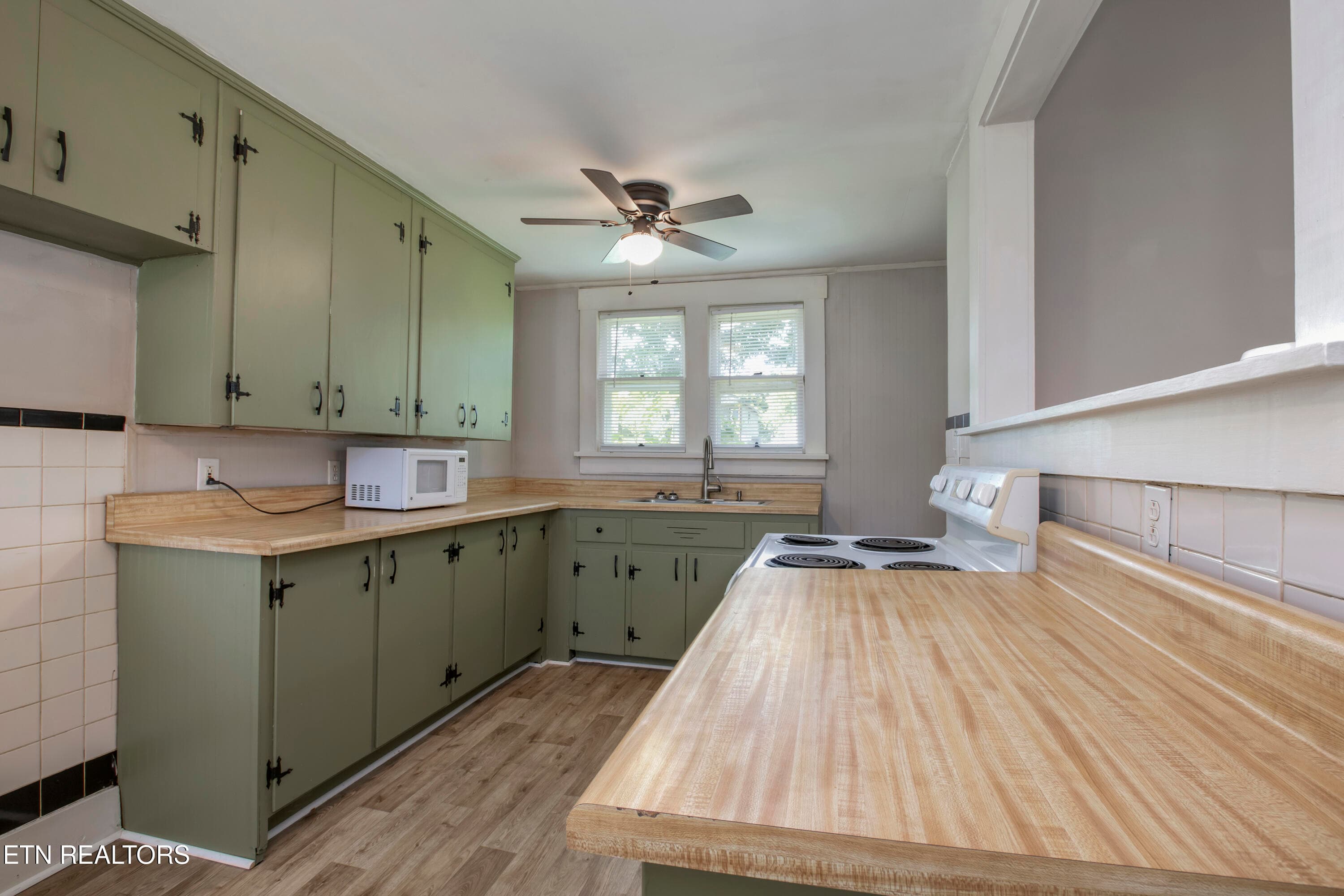 25_OhioAvenue_914_Kitchen02 - 914 Ohio Ave, Etowah, TN 37331