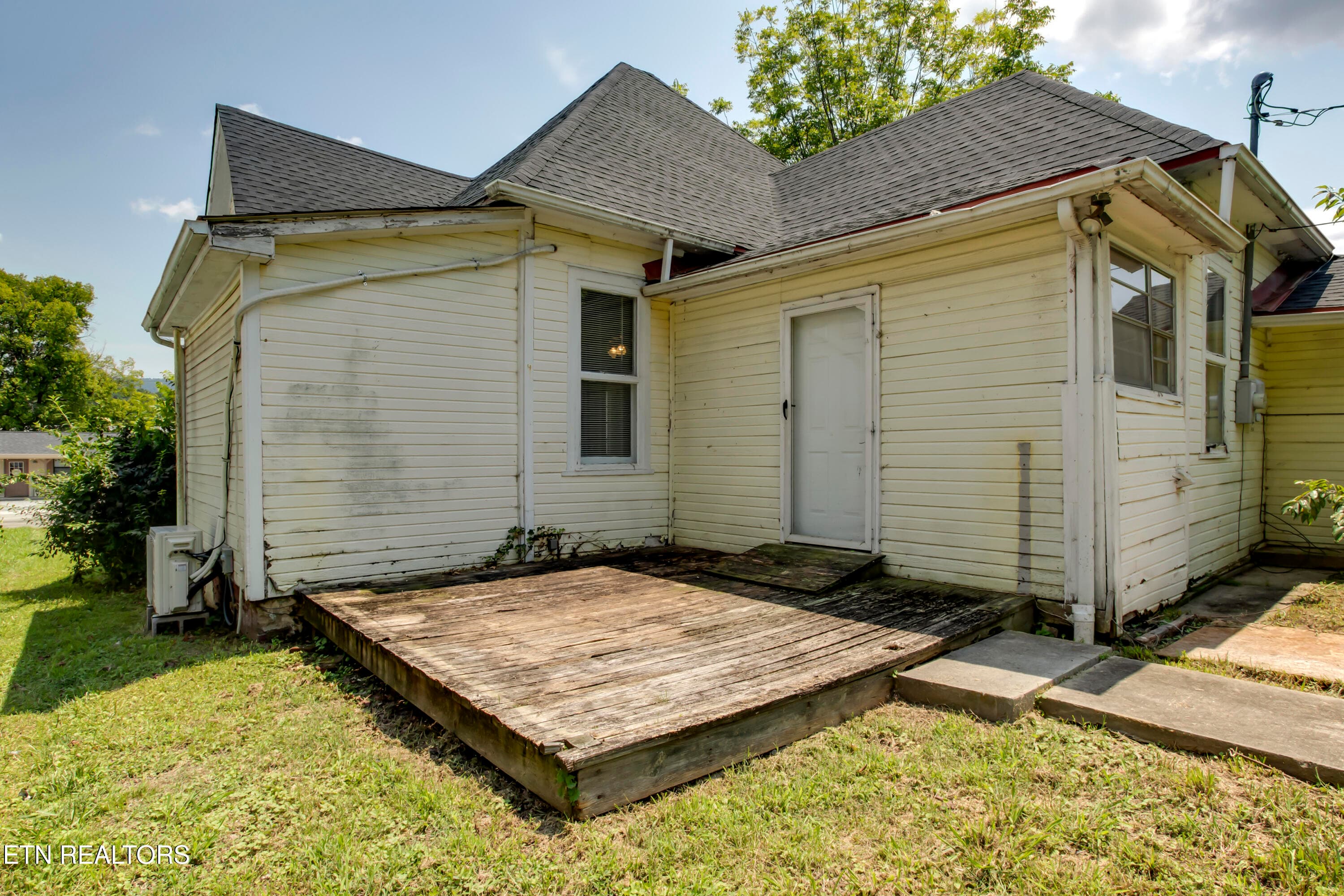 34_OhioAvenue_914_Deck02 - 914 Ohio Ave, Etowah, TN 37331