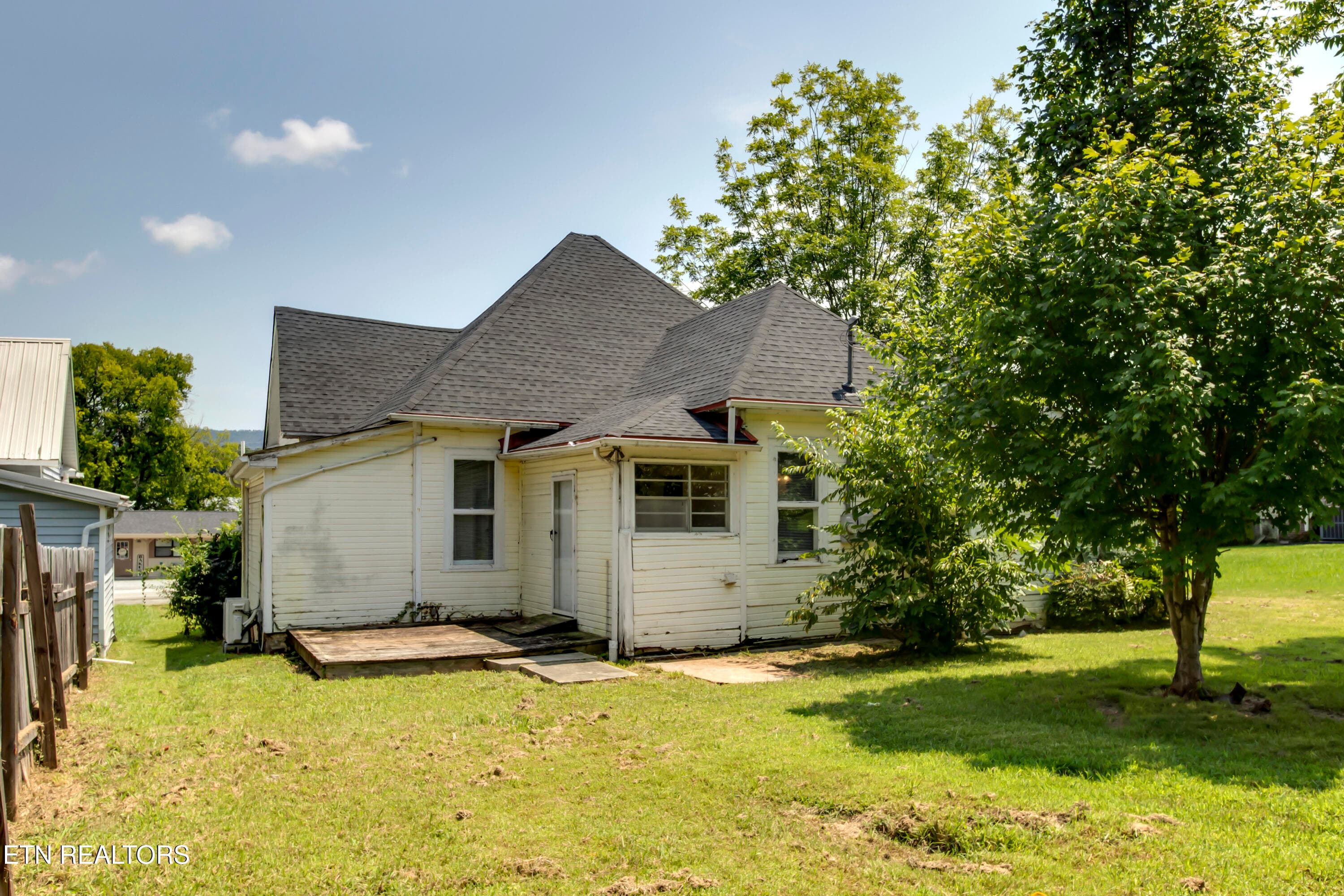 36_OhioAvenue_914_BackRight - 914 Ohio Ave, Etowah, TN 37331