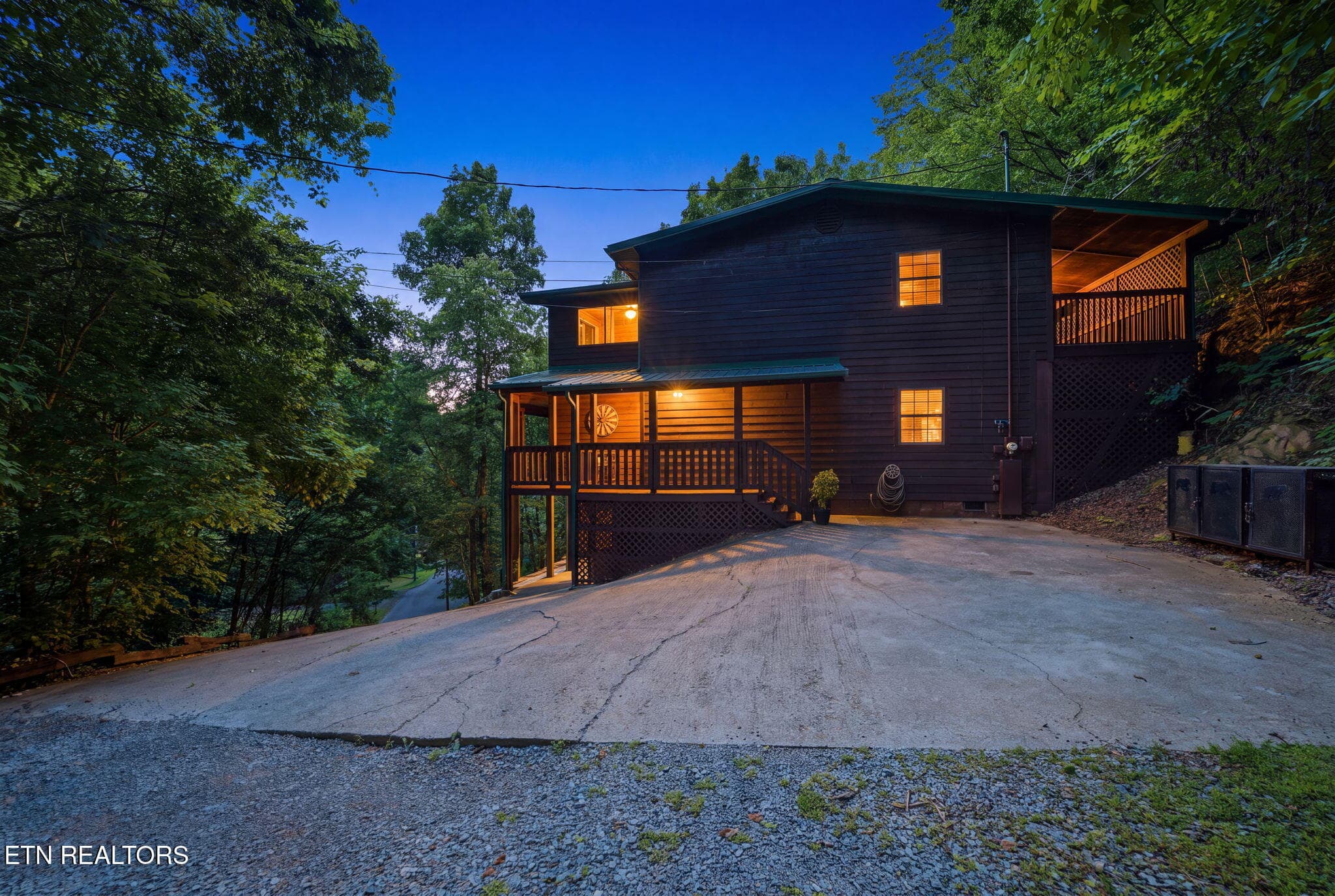 1-web-or-mls-010_DSC02641_twilight_9b479 - 2202 Applewood Rd, Sevierville, TN 37862, Sevierville