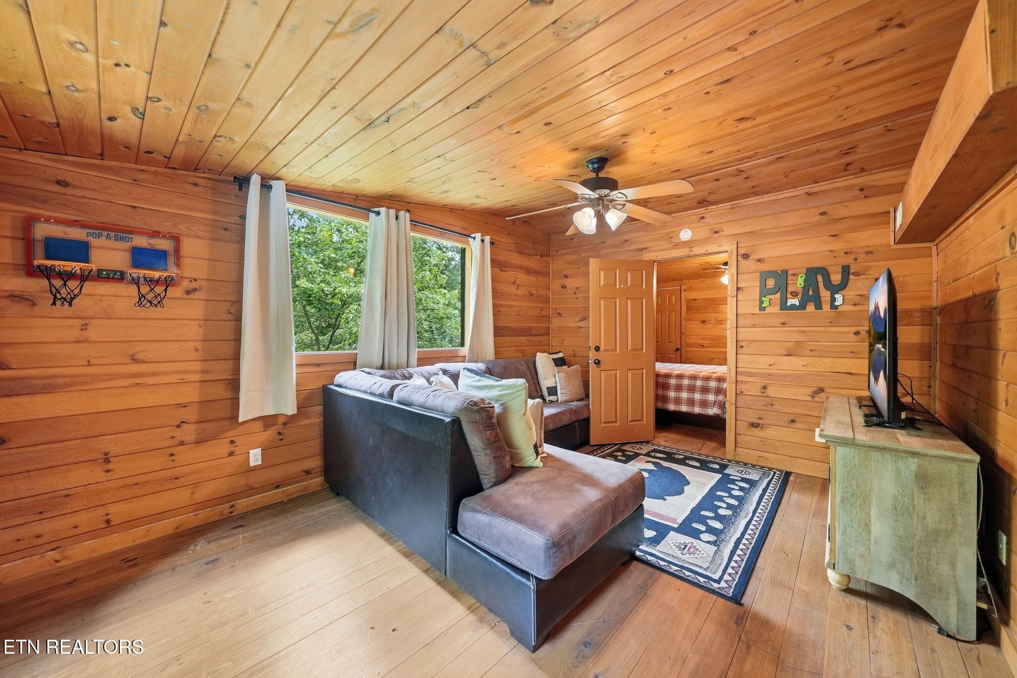 25-web-or-mls-024_DSC02576_with_tv - 2202 Applewood Rd, Sevierville, TN 37862, Sevierville