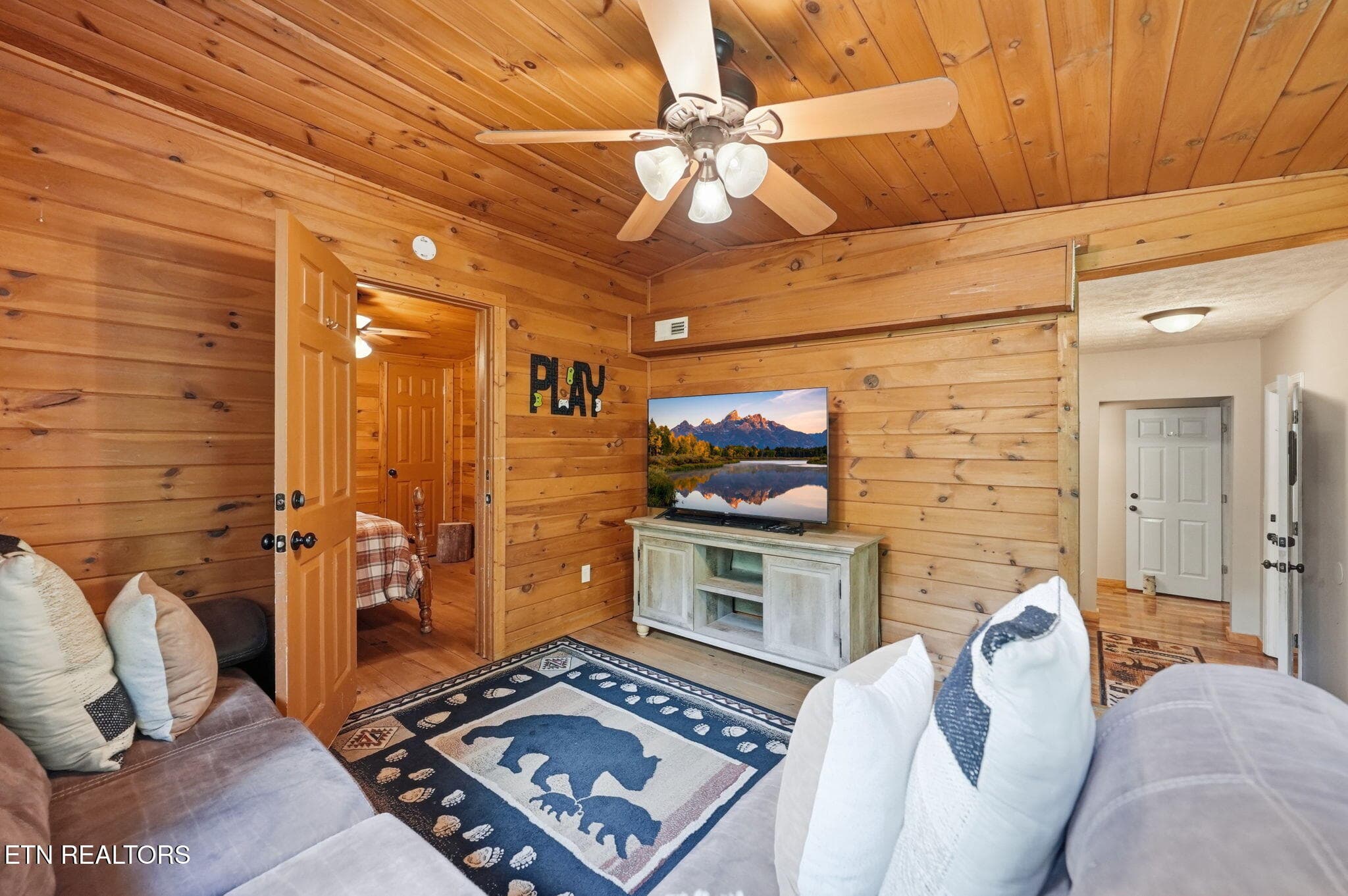 26-web-or-mls-025_DSC02581_with_tv - 2202 Applewood Rd, Sevierville, TN 37862, Sevierville