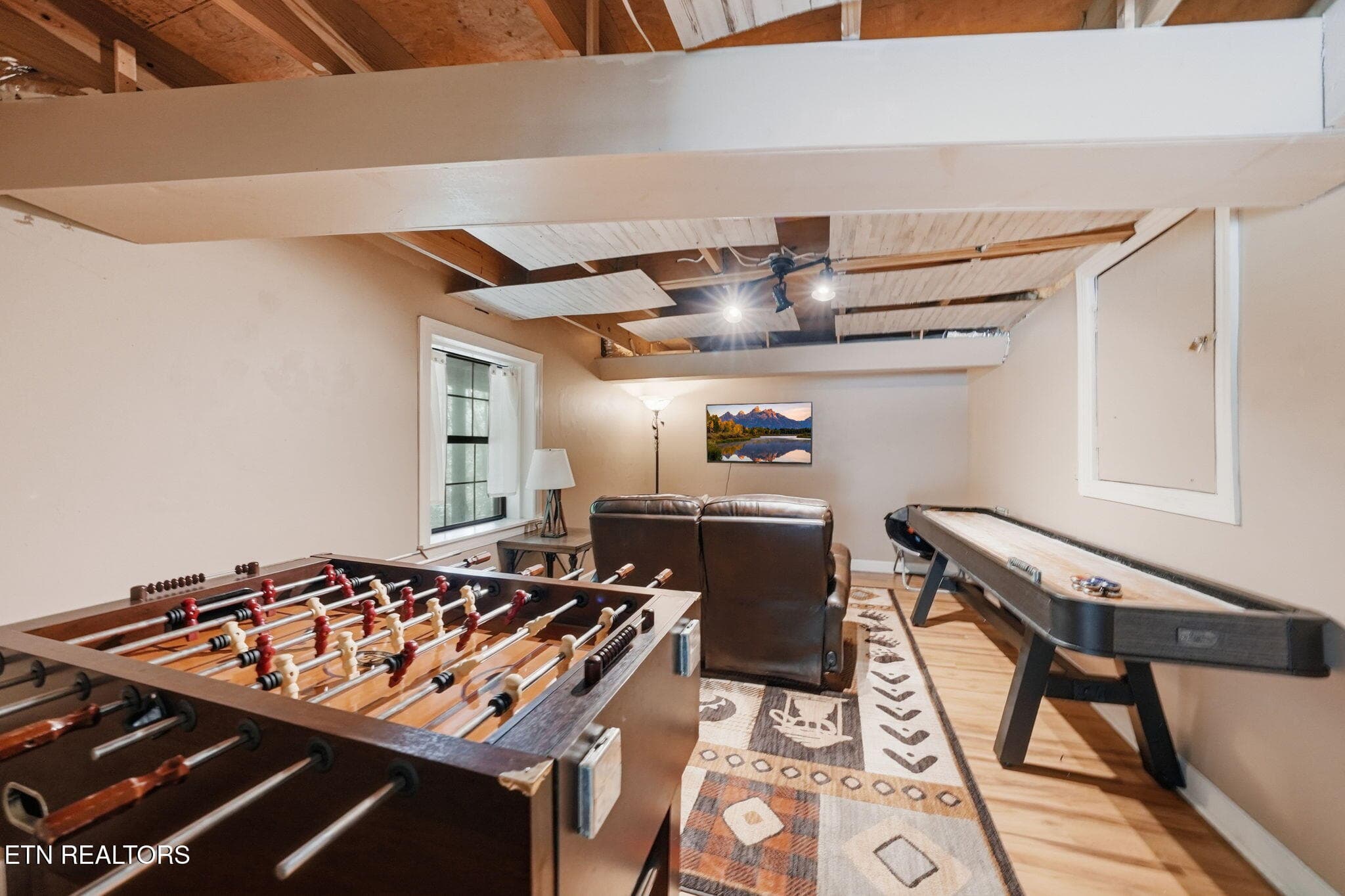27-web-or-mls-026_DSC02626_with_tv - 2202 Applewood Rd, Sevierville, TN 37862, Sevierville