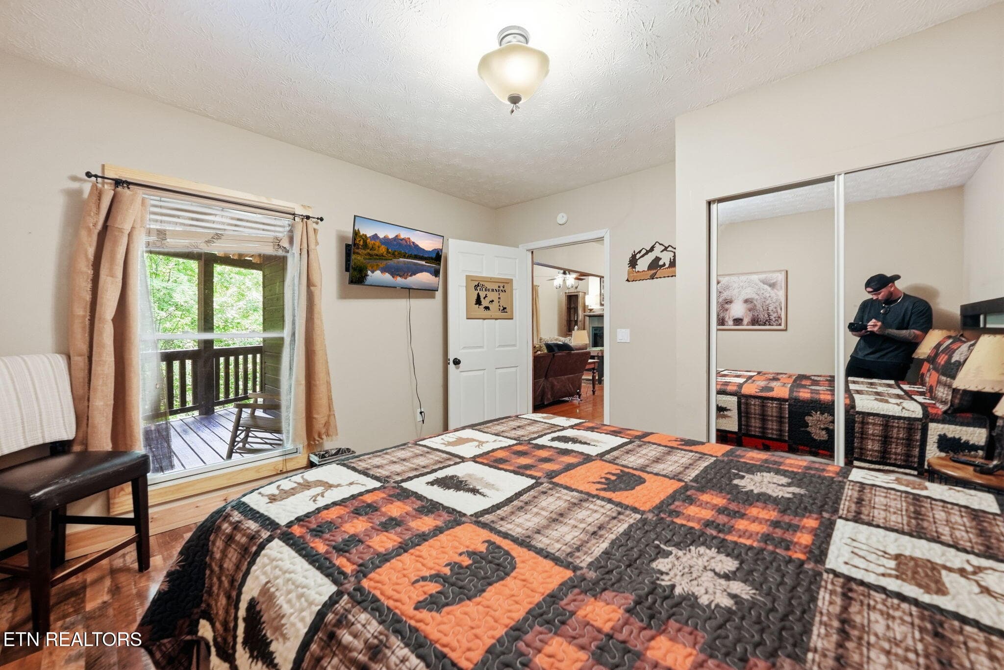 31-web-or-mls-030_DSC02424_with_tv - 2202 Applewood Rd, Sevierville, TN 37862, Sevierville