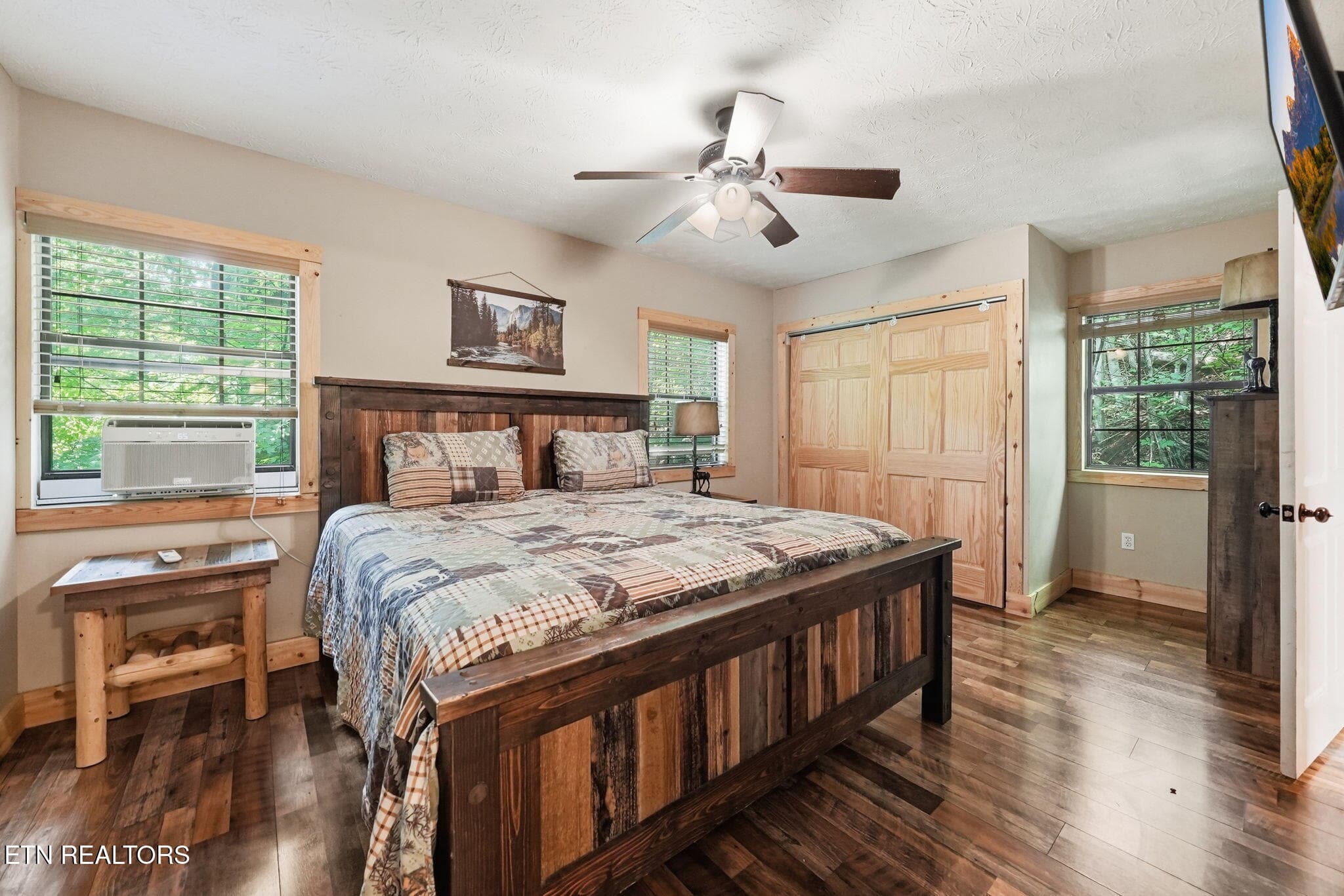 32-web-or-mls-031_DSC02504_with_tv - 2202 Applewood Rd, Sevierville, TN 37862, Sevierville