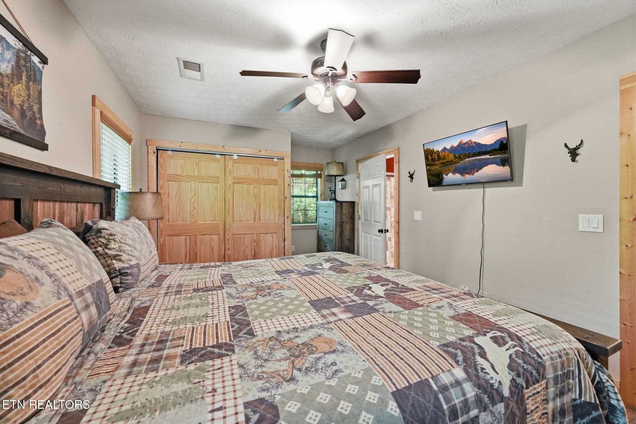 33-web-or-mls-032_DSC02509_with_tv - 2202 Applewood Rd, Sevierville, TN 37862, Sevierville