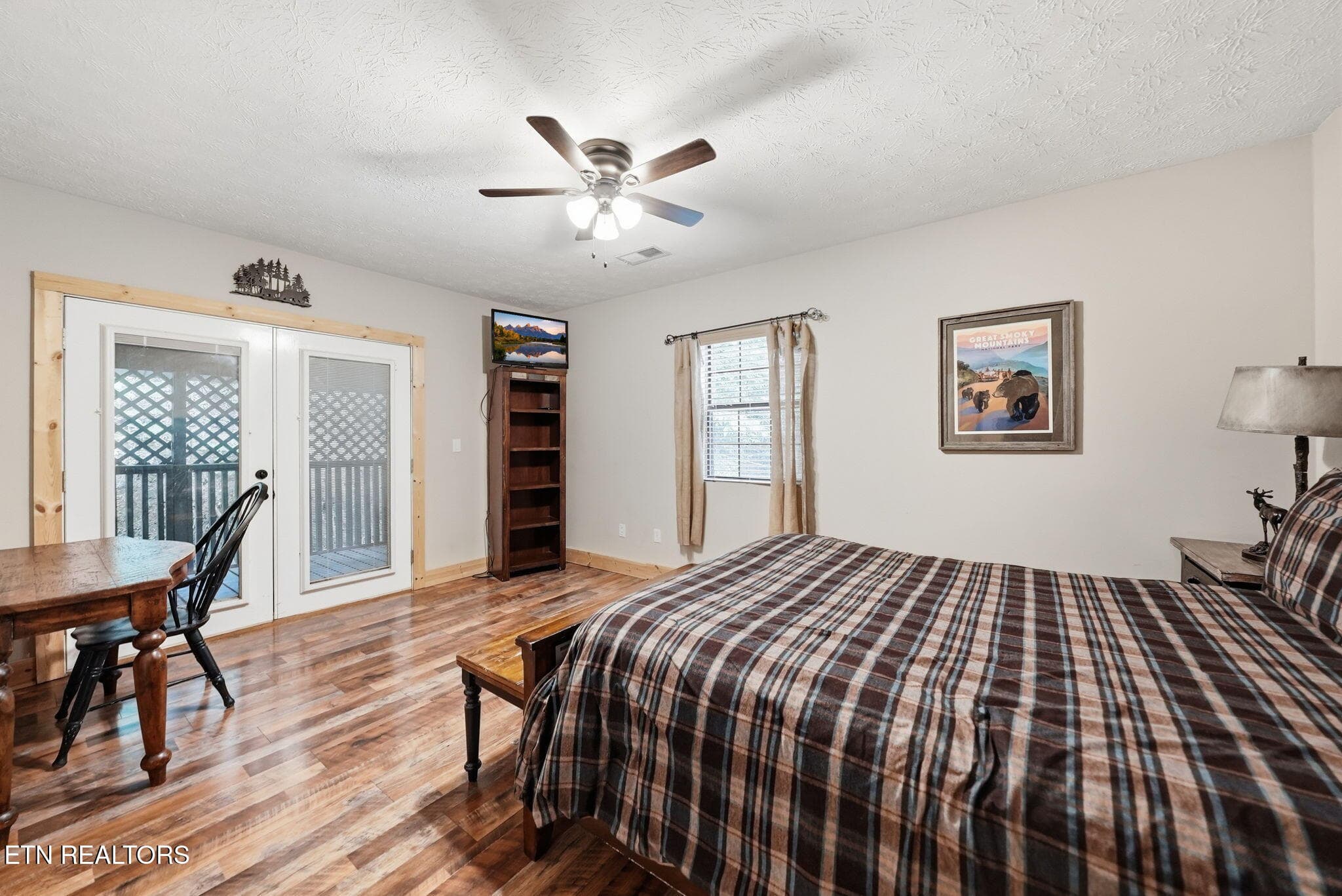 34-web-or-mls-033_DSC02556_with_tv - 2202 Applewood Rd, Sevierville, TN 37862, Sevierville