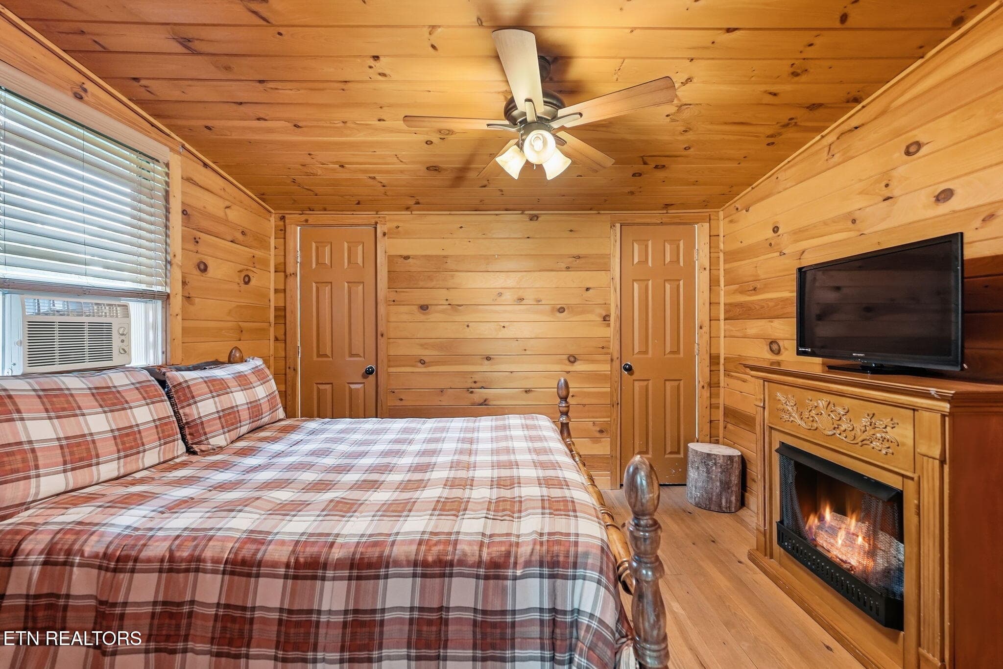 38-web-or-mls-037_DSC02586_with_fire - 2202 Applewood Rd, Sevierville, TN 37862, Sevierville