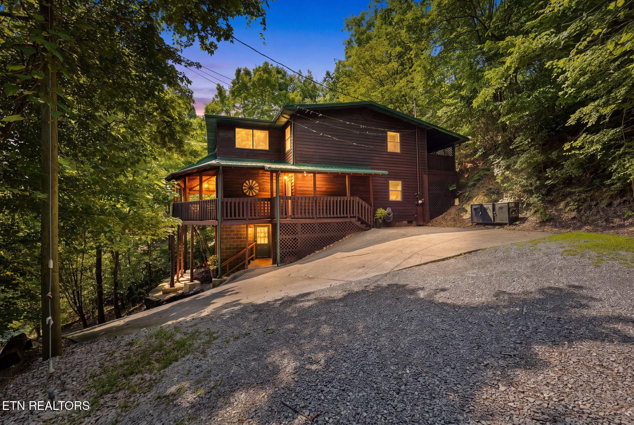 57-web-or-mls-011_DSC02636_twilight_f439 - 2202 Applewood Rd, Sevierville, TN 37862, Sevierville