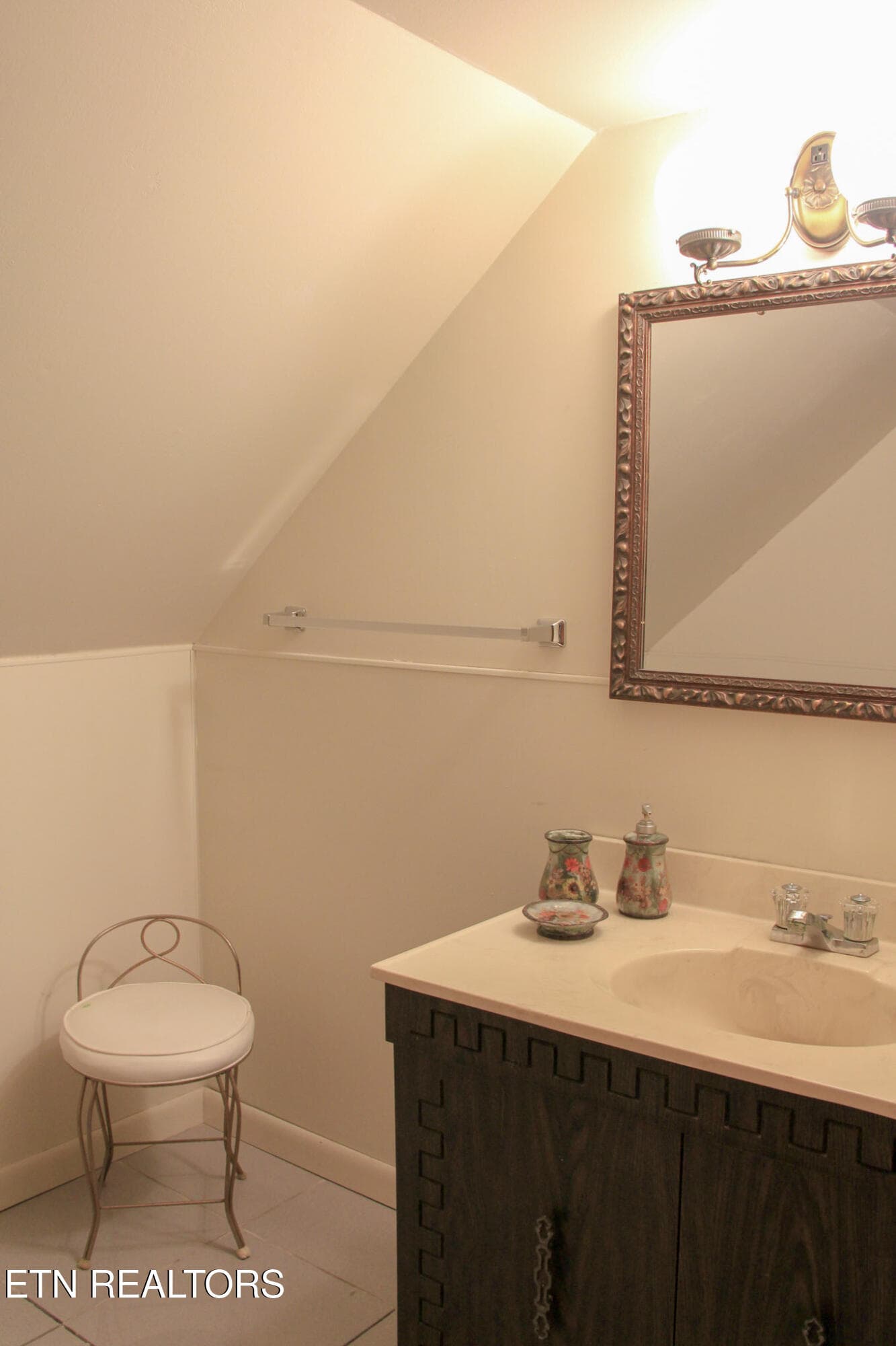 Guest Bath - 301 W Crawford Ave, Monterey, TN 38574, Monterey
