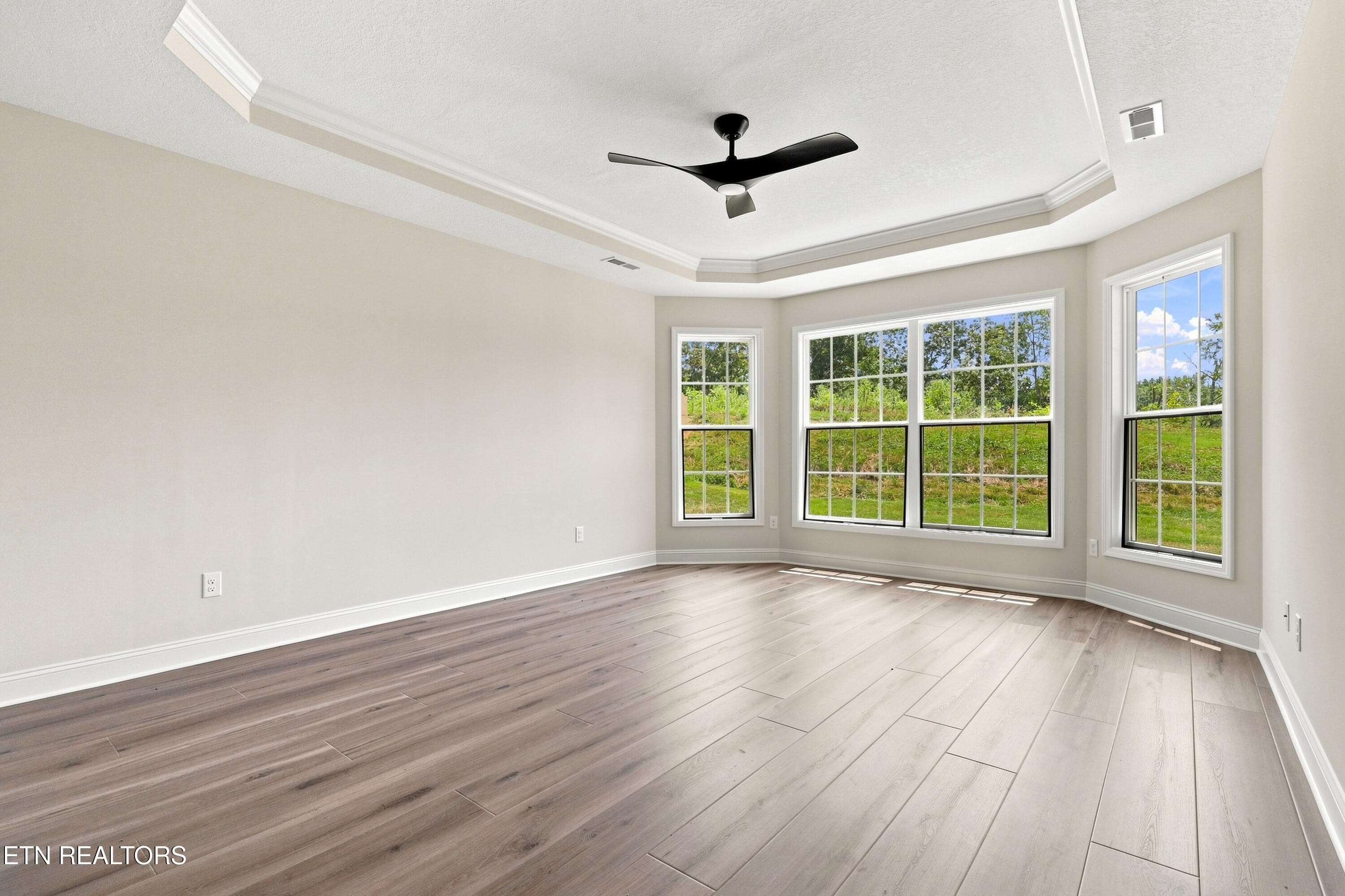 main level primary bedroom - 1894 Hickory Reserve Rd, Knoxville, TN 37932, Knoxville