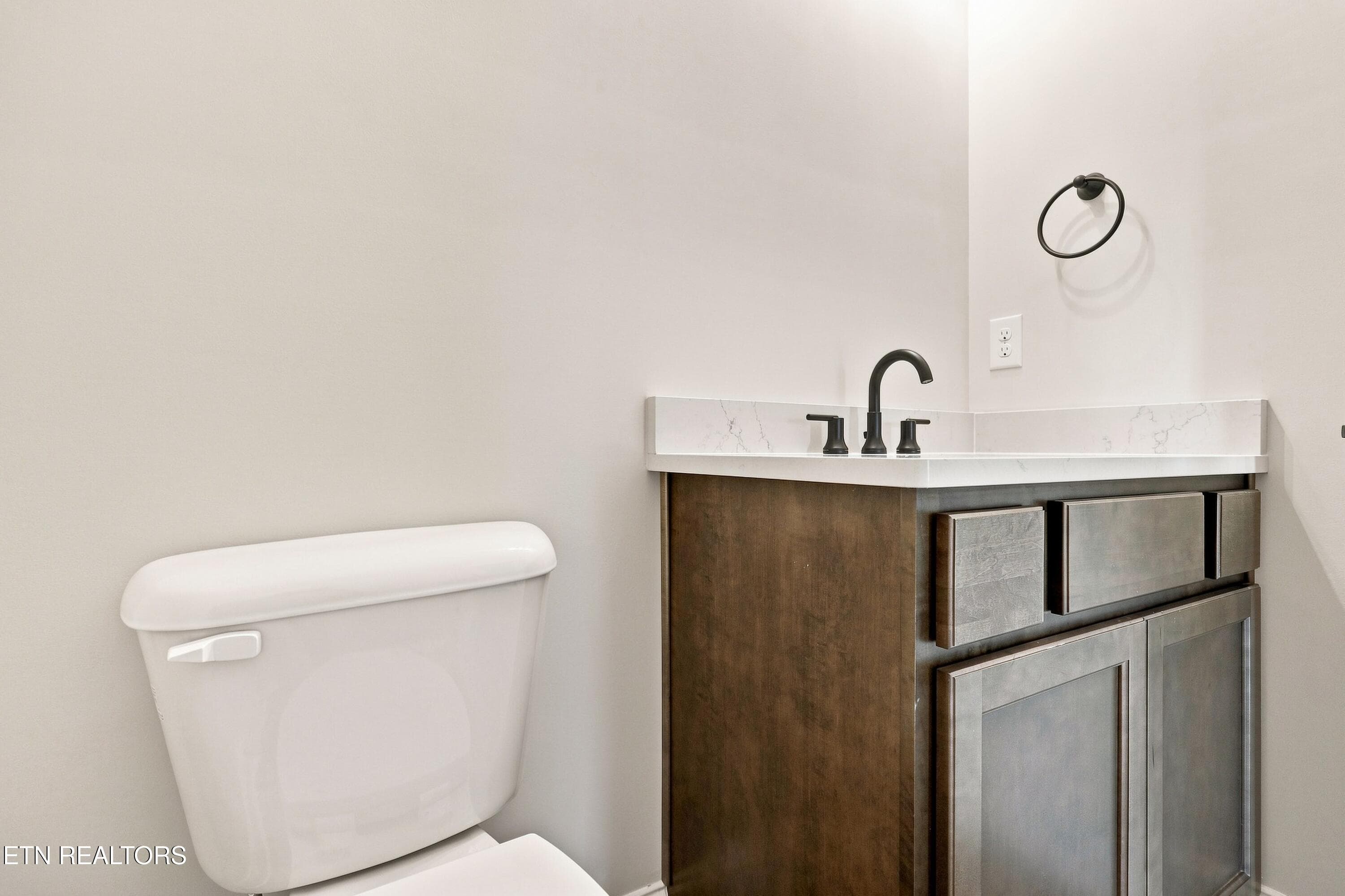 Powder Room - 1894 Hickory Reserve Rd, Knoxville, TN 37932, Knoxville