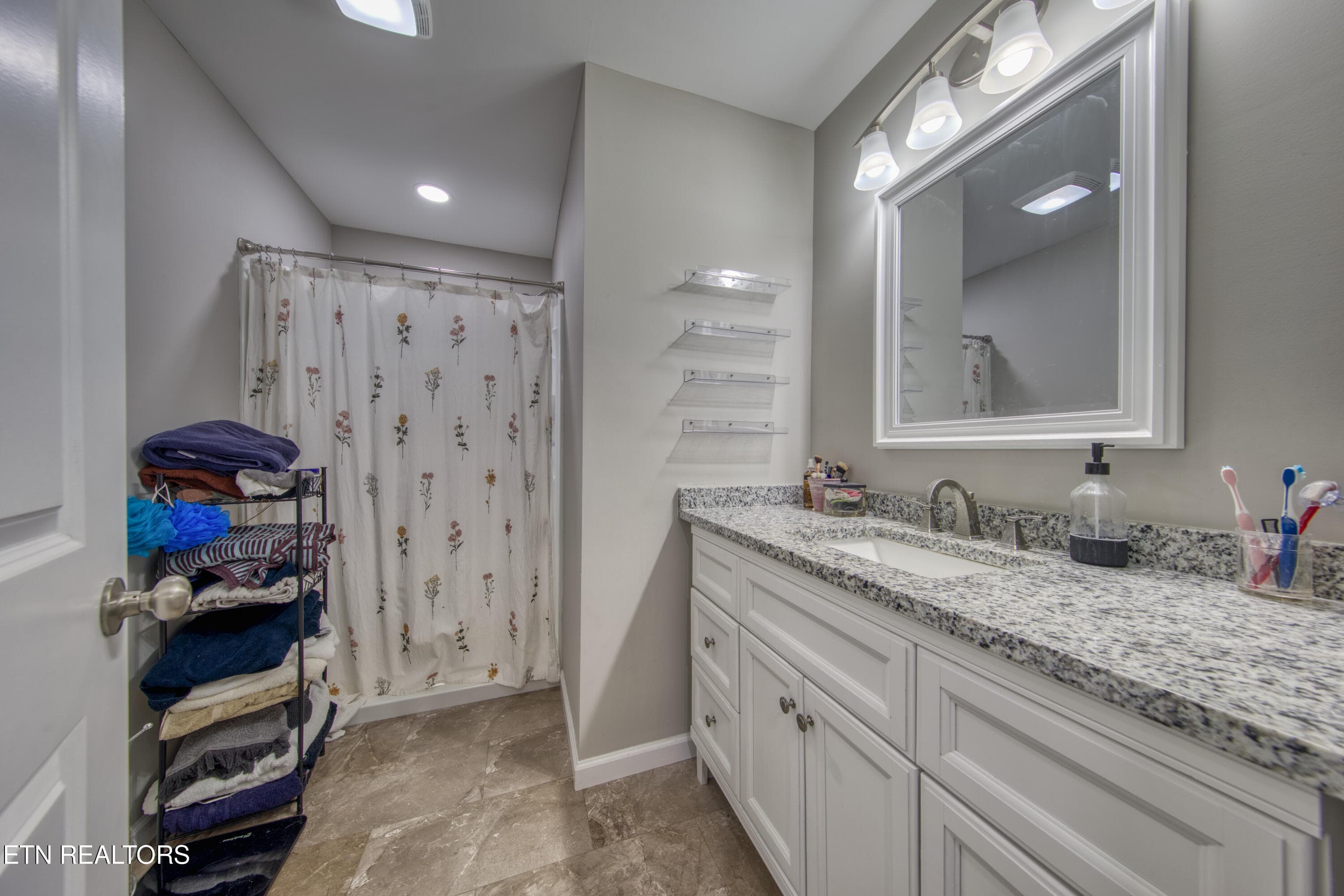 IMG_1530 - 3913 Abercorn Rd, Knoxville, TN 37921