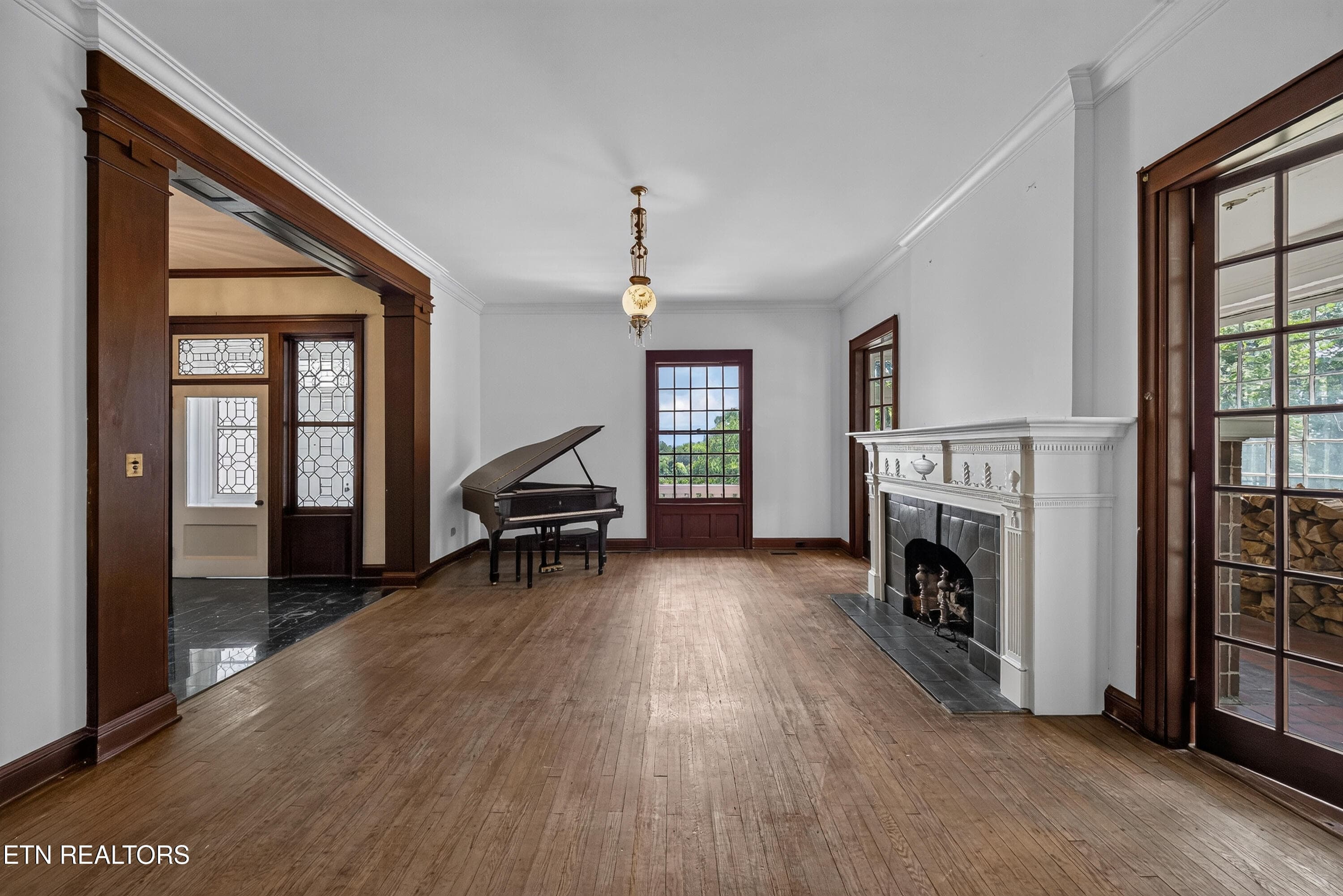 L40A7333 - 412 S Main St, Greeneville, TN 37743