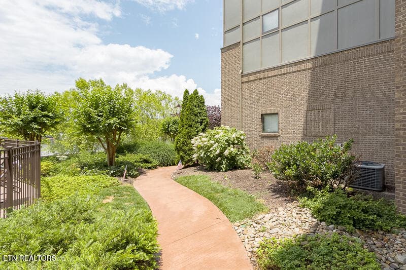 023--SMALL - 445 W Blount Ave 303, Knoxville, TN 37920, Knoxville