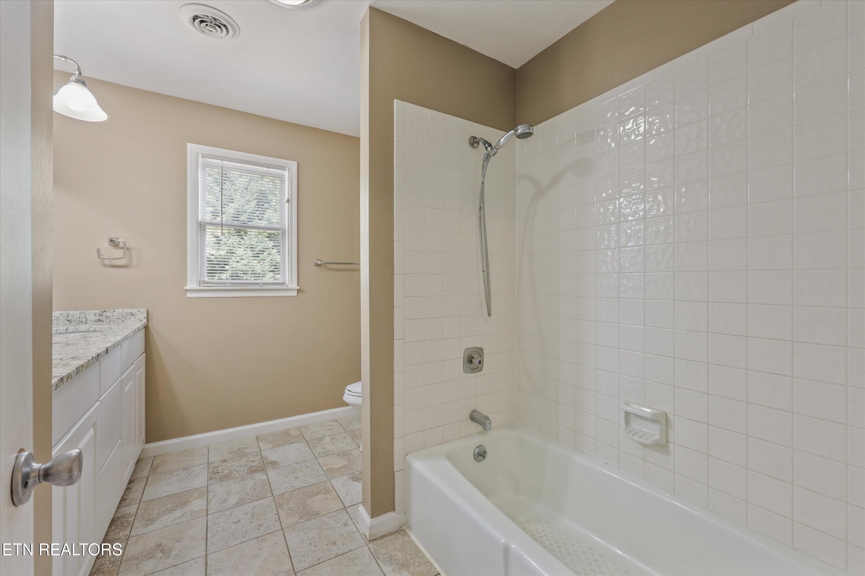 Full Bathroom - 604 Laurel Valley Rd, Knoxville, TN 37934, Knoxville