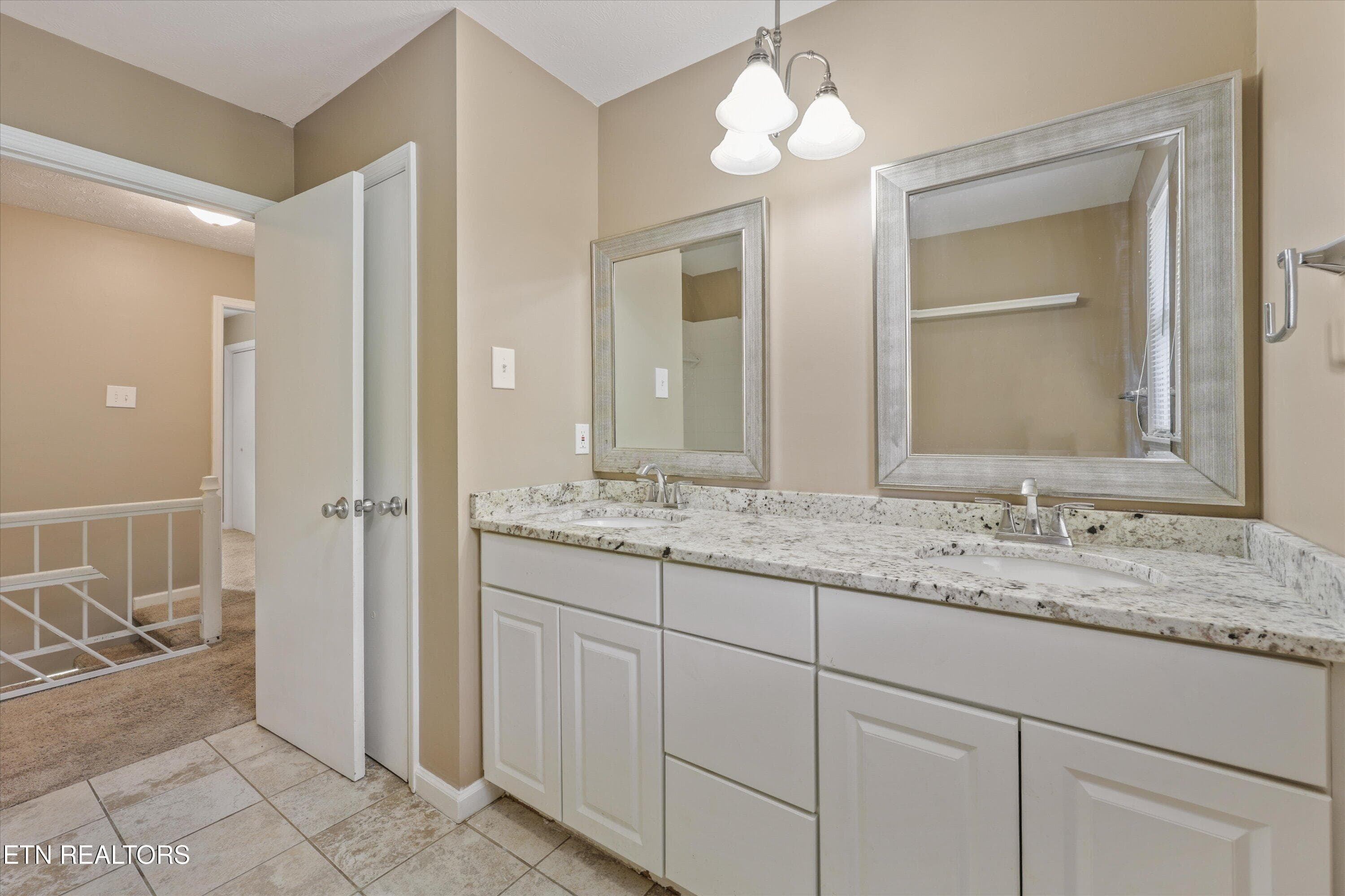 Full Bathroom - 604 Laurel Valley Rd, Knoxville, TN 37934, Knoxville