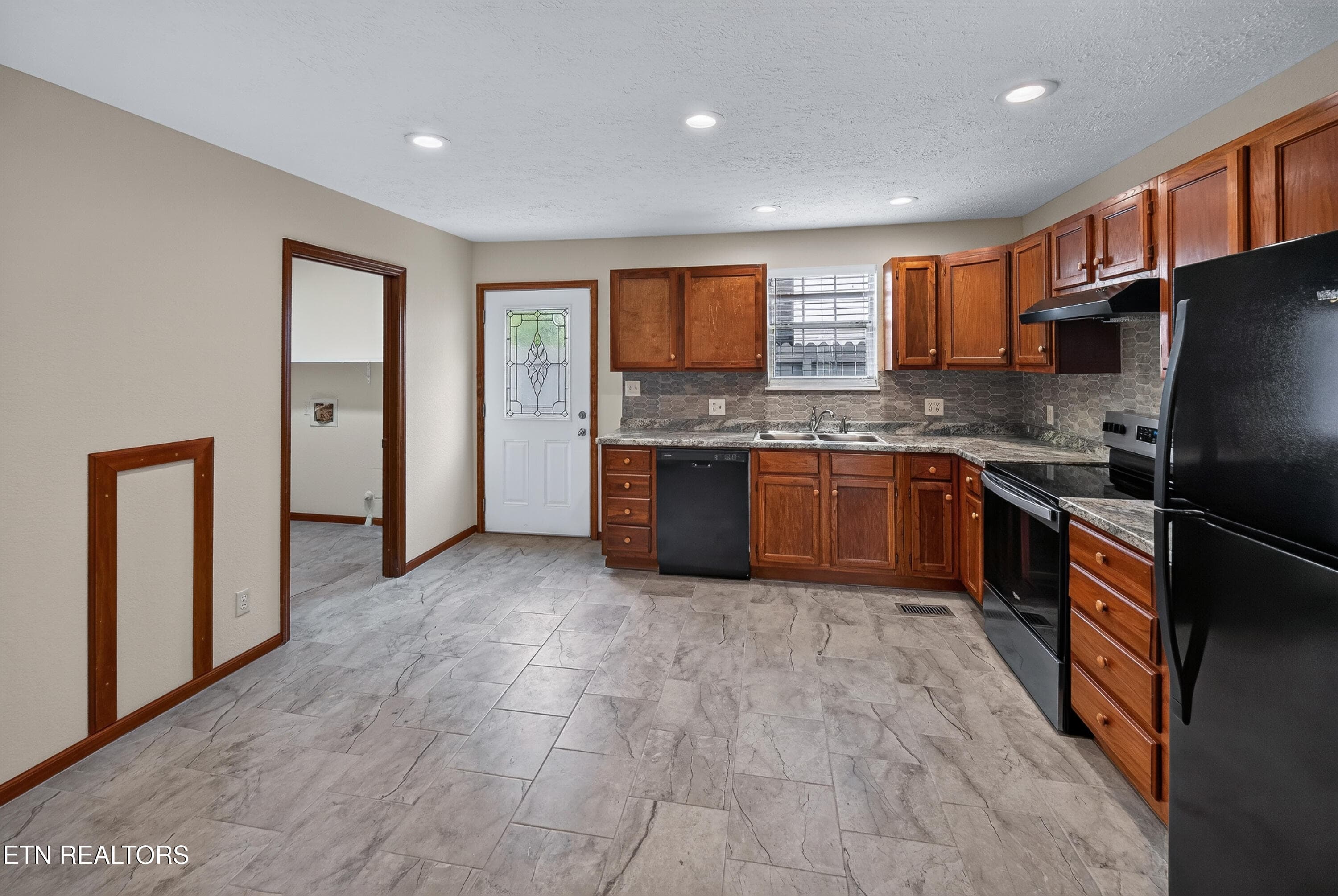 Wonderful Eat-In Kitchen - 1023 Minnesota Ave, Knoxville, TN 37921, Knoxville