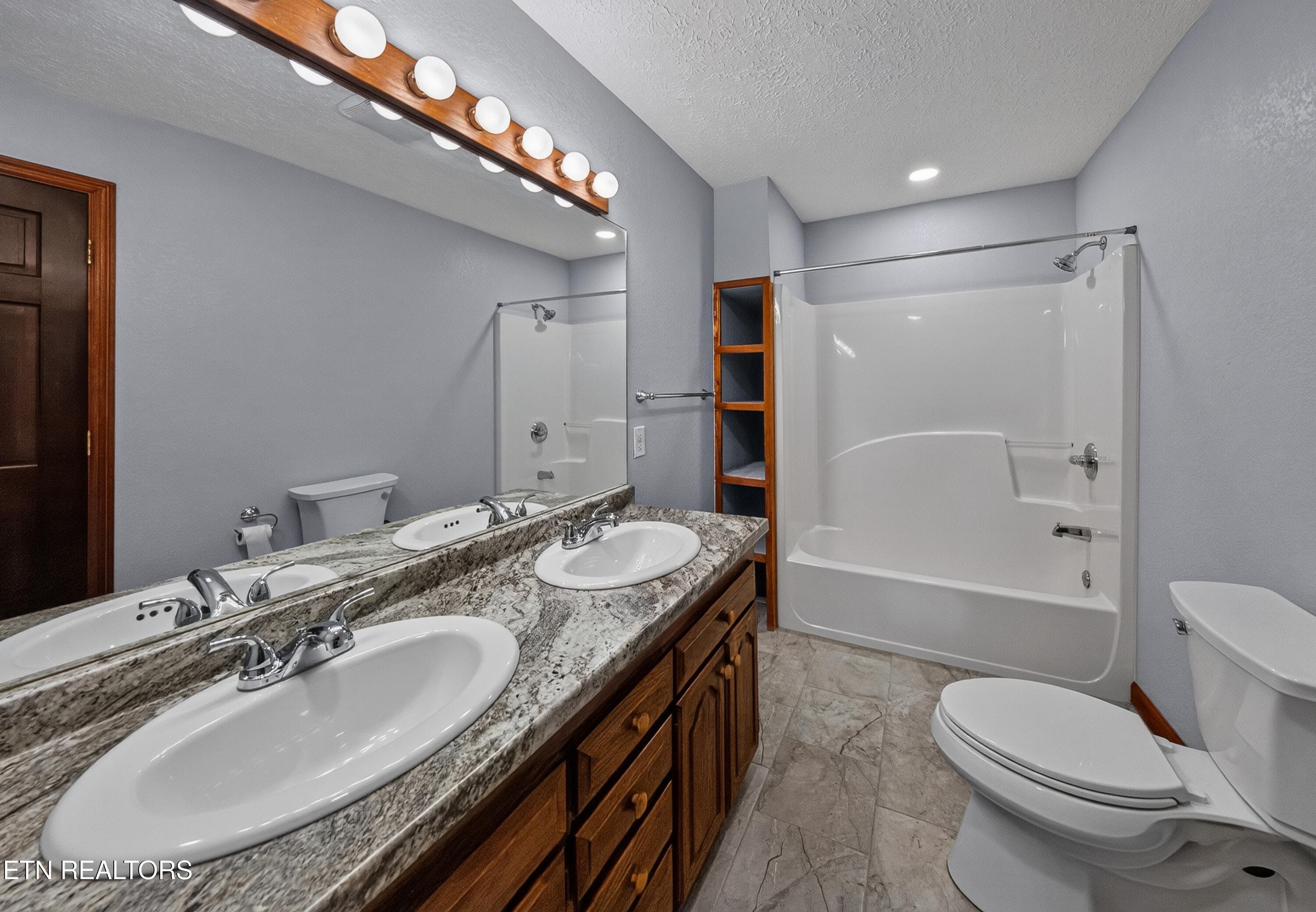 Bright Primary Bath - 1023 Minnesota Ave, Knoxville, TN 37921, Knoxville