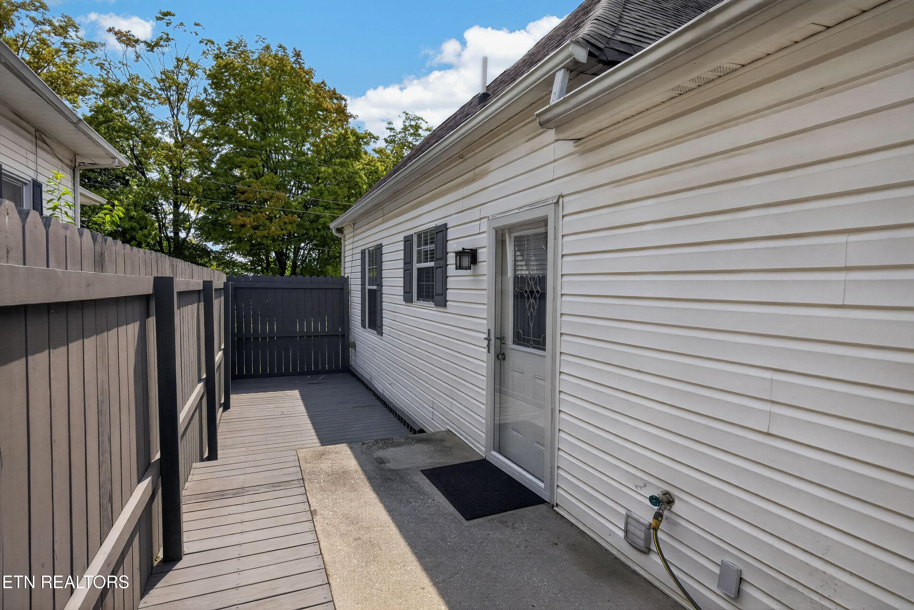 Private Side Patio - 1023 Minnesota Ave, Knoxville, TN 37921, Knoxville