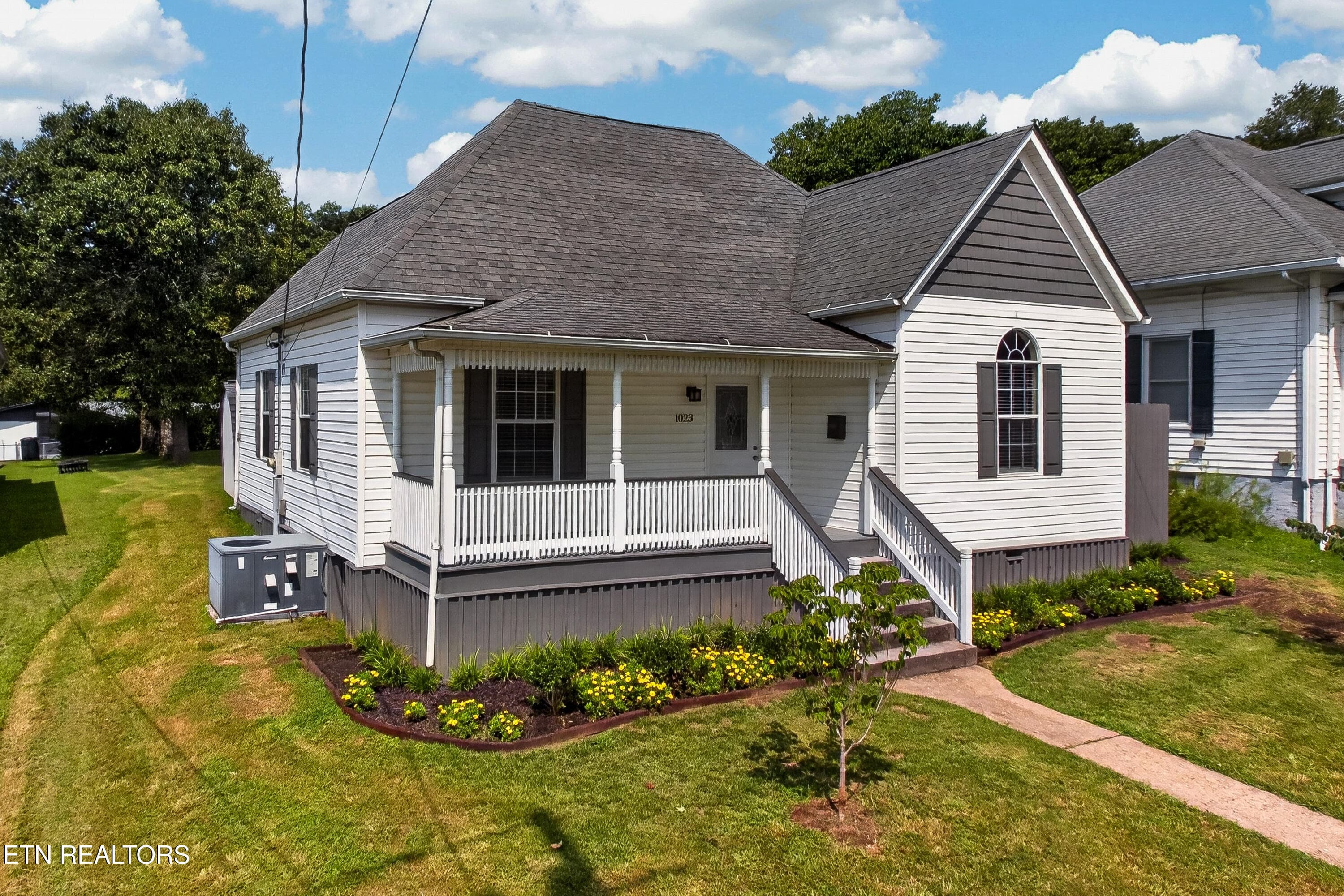 Beautiful Landscaping - 1023 Minnesota Ave, Knoxville, TN 37921, Knoxville