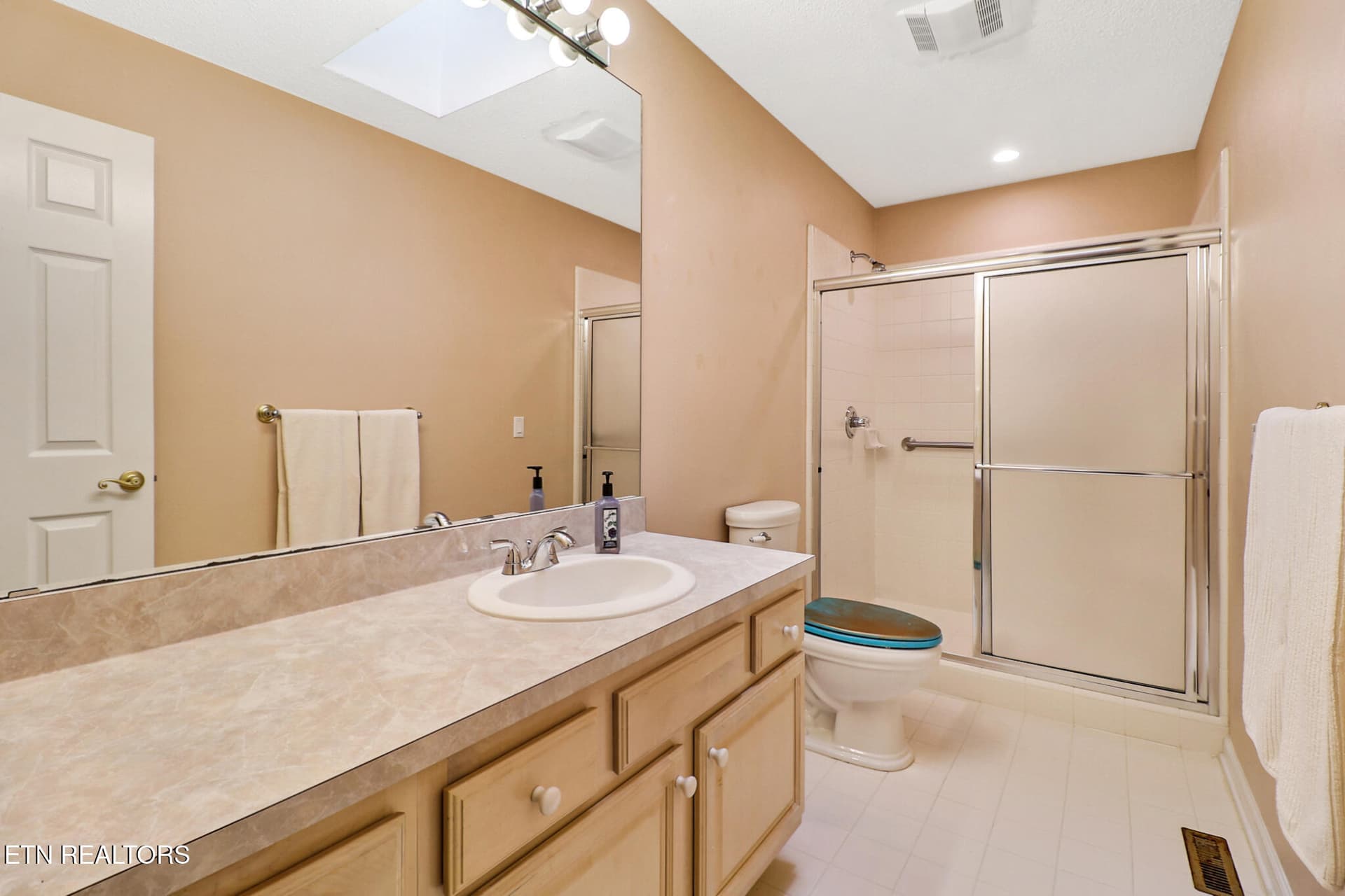 Guest Bath - 25 Amesbury Court, Crossville, TN 38558