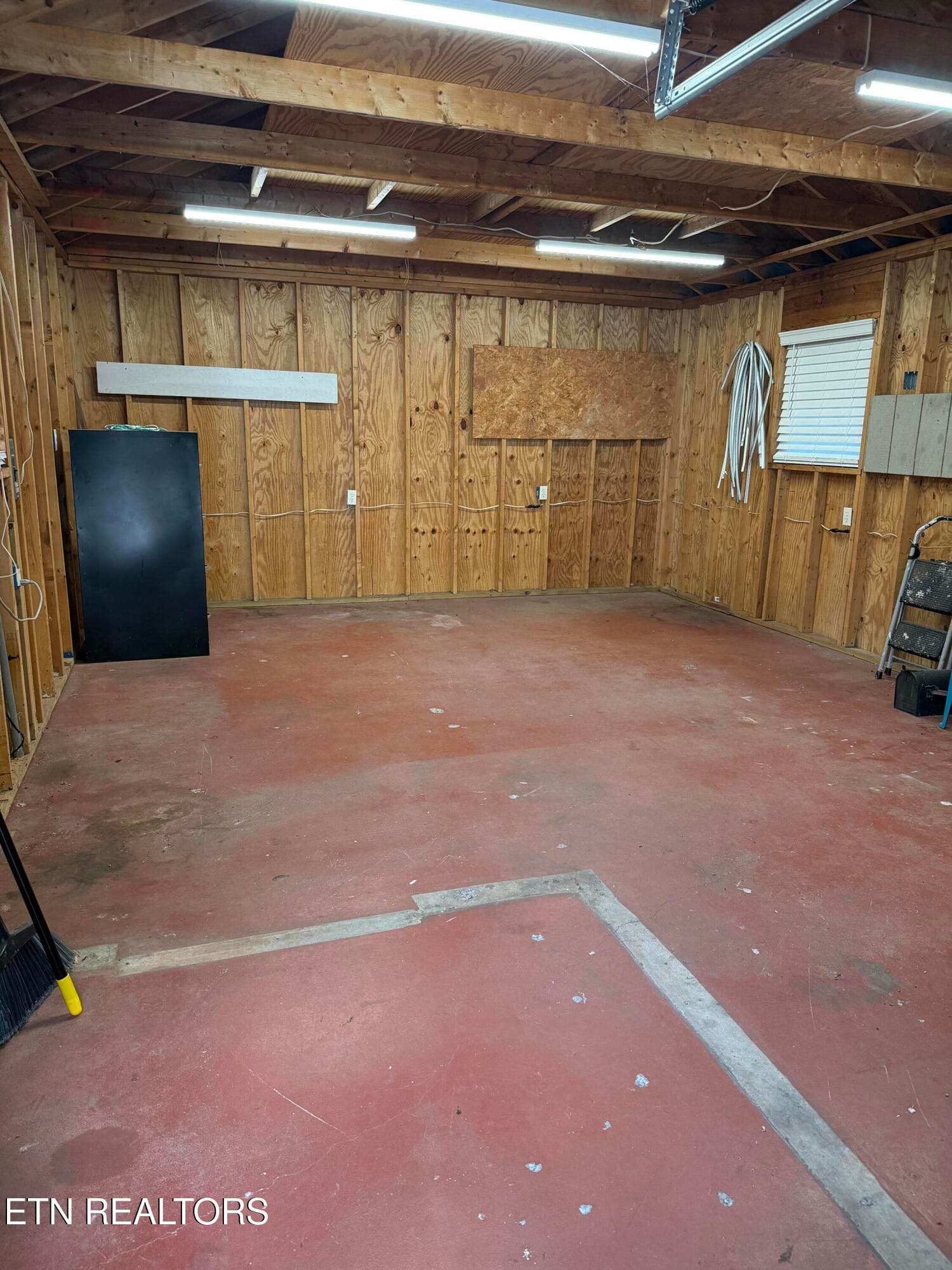 23 x 16 Garage - 135 Central Ave, Benton, TN 37307, Benton