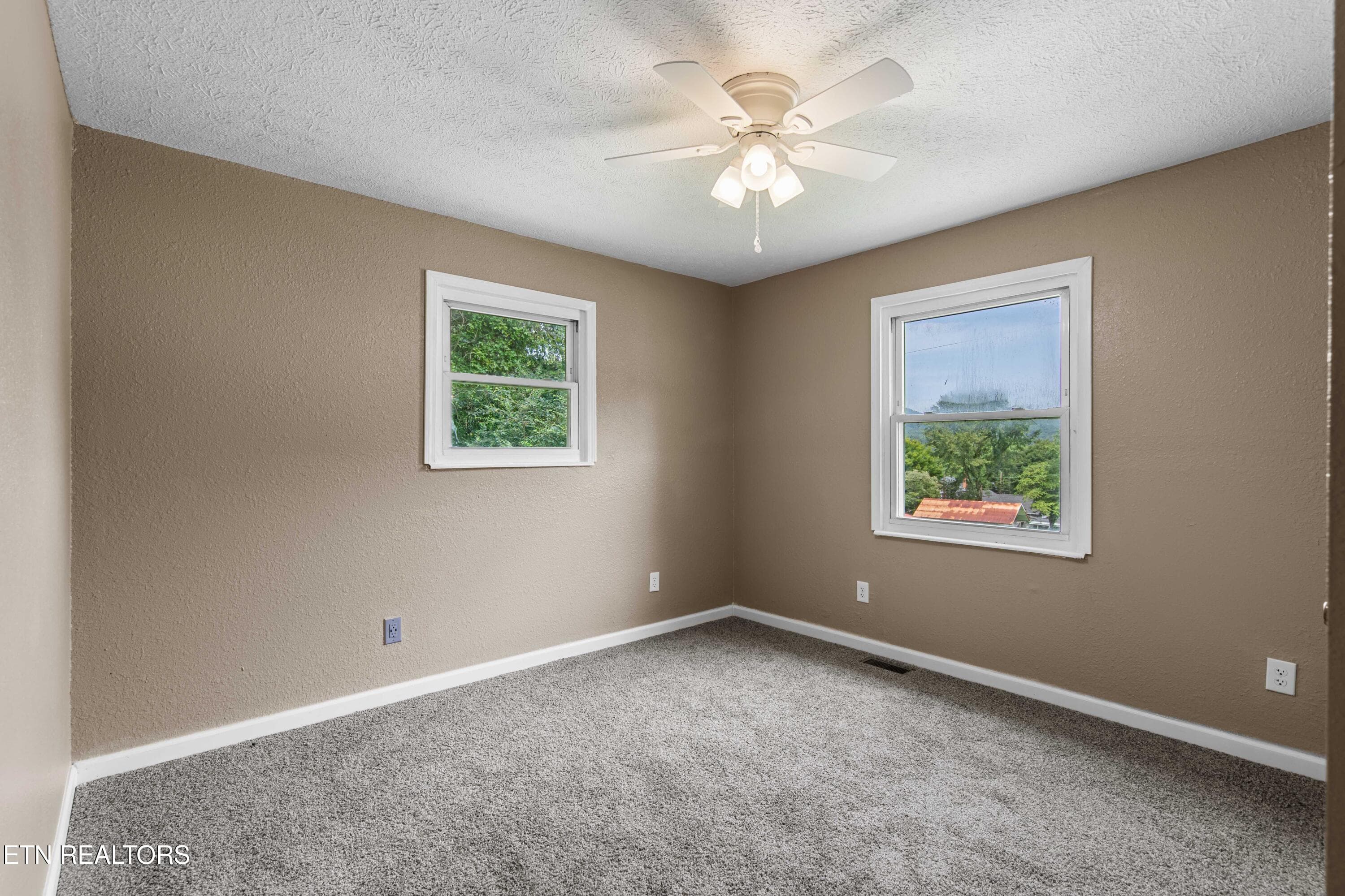 030A1688 - 232 E Robbins St, Jellico, TN 37762