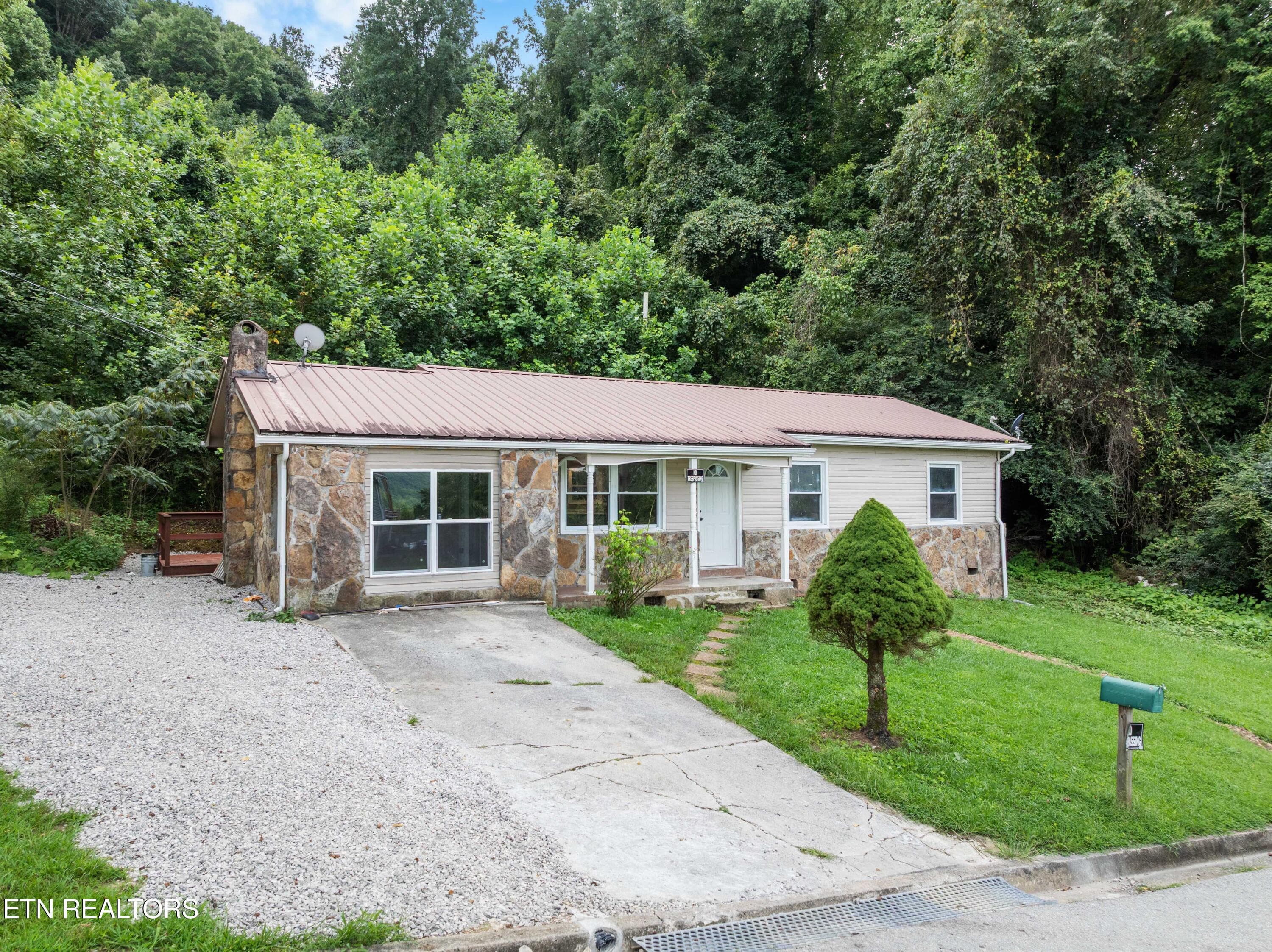 DJI_0250 - 232 E Robbins St, Jellico, TN 37762