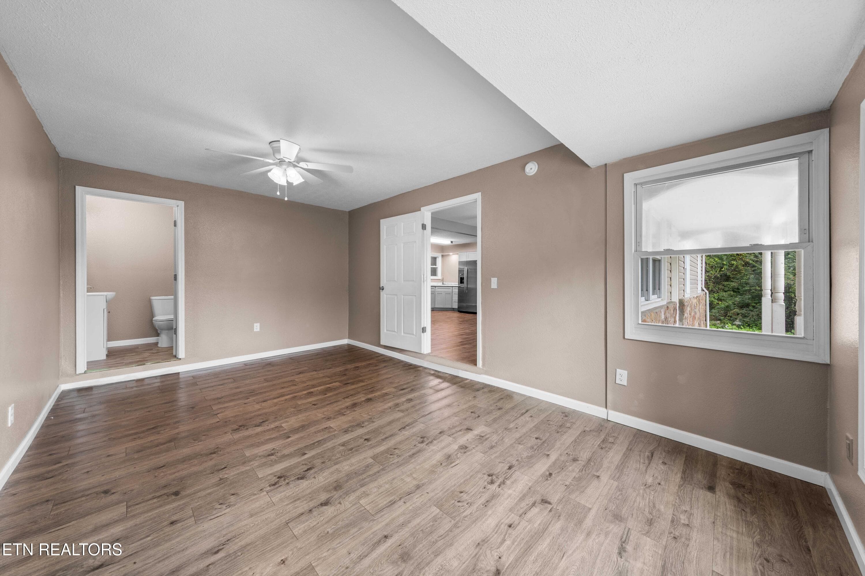 030A1727 - 232 E Robbins St, Jellico, TN 37762