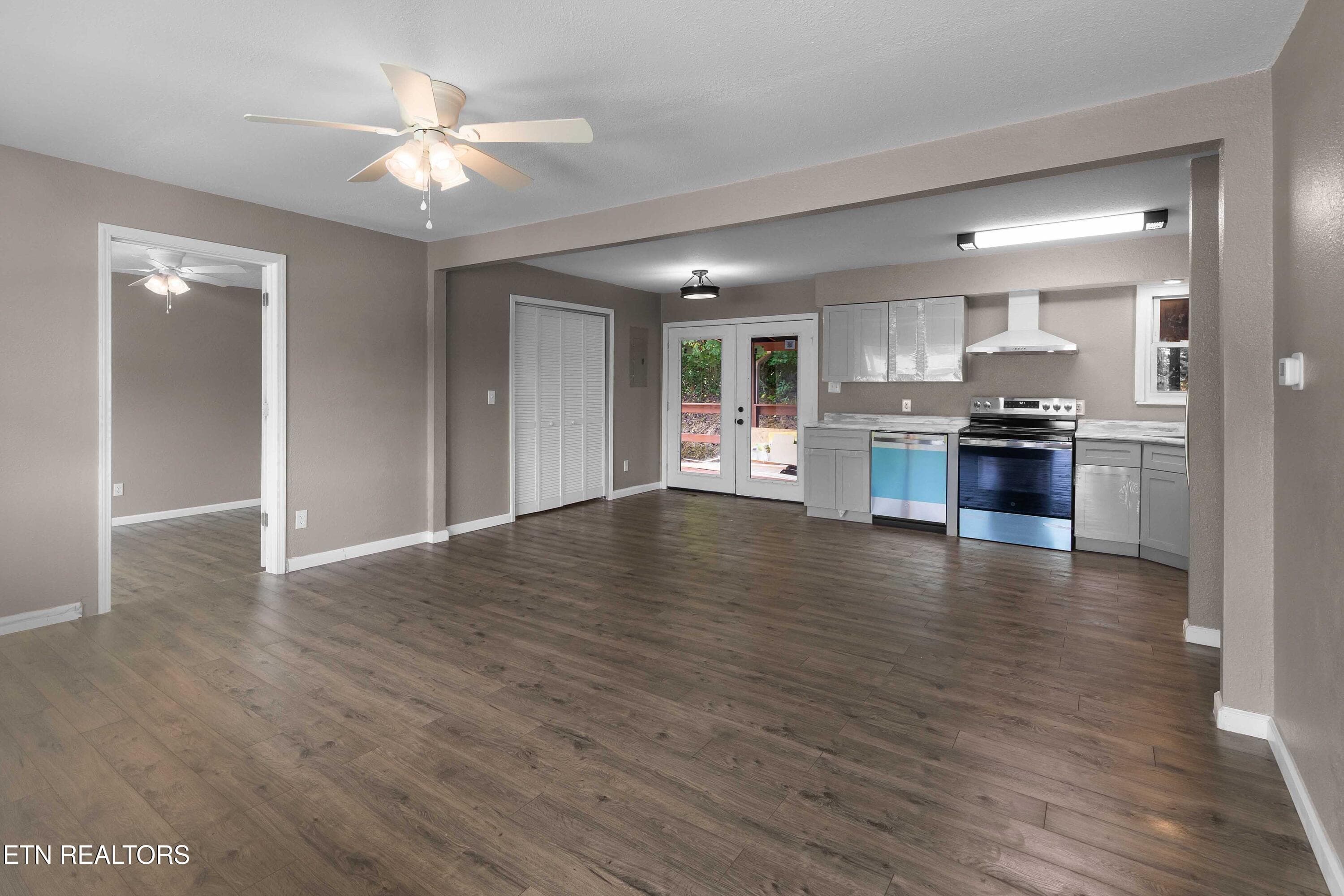 030A1838 - 232 E Robbins St, Jellico, TN 37762
