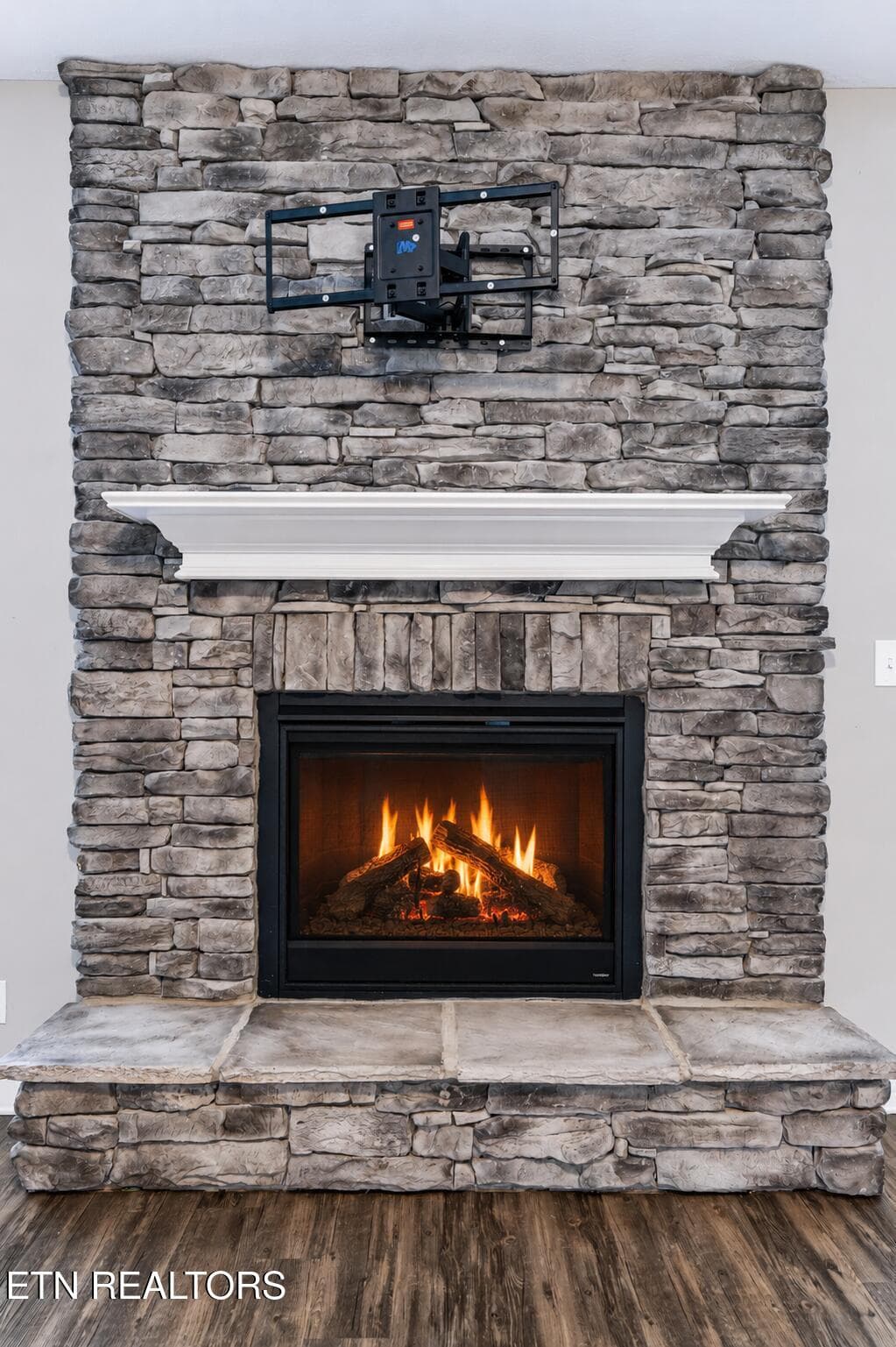Gas Logs - 1727 Glen Shady Blvd, Knoxville, TN 37922