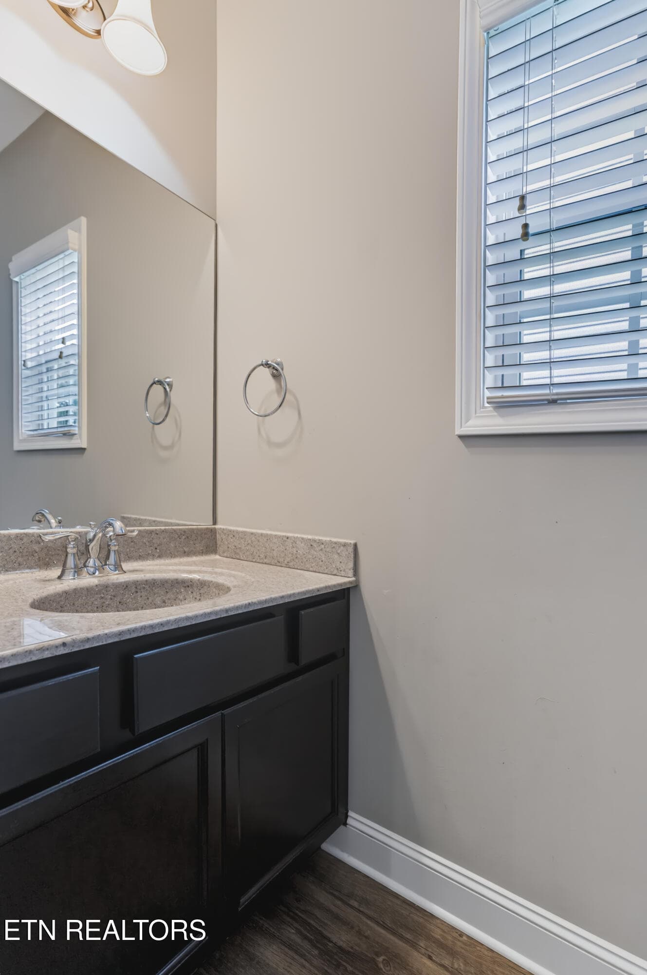 Powder Room - 1727 Glen Shady Blvd, Knoxville, TN 37922