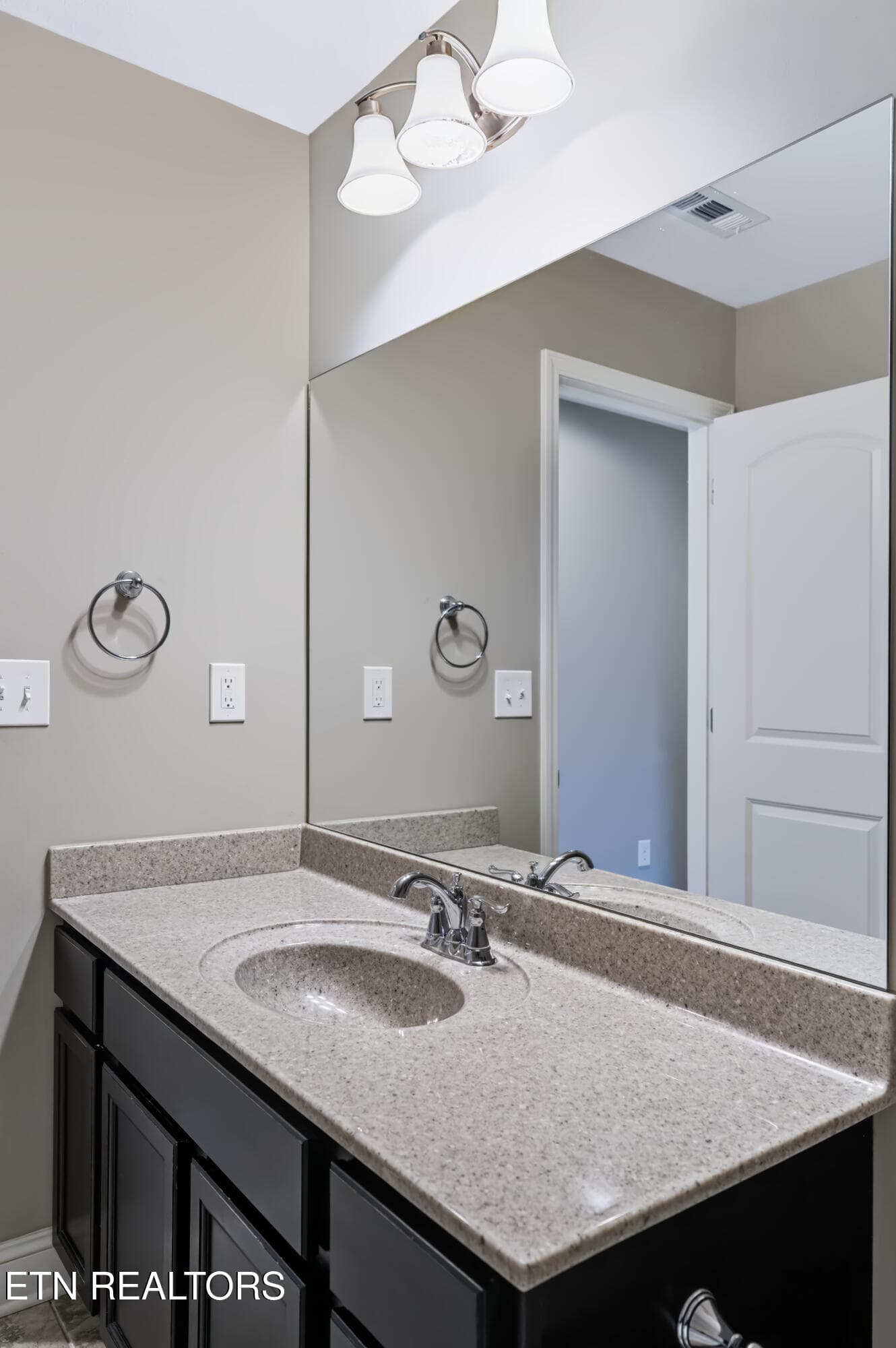 Hall Bath Up - 1727 Glen Shady Blvd, Knoxville, TN 37922
