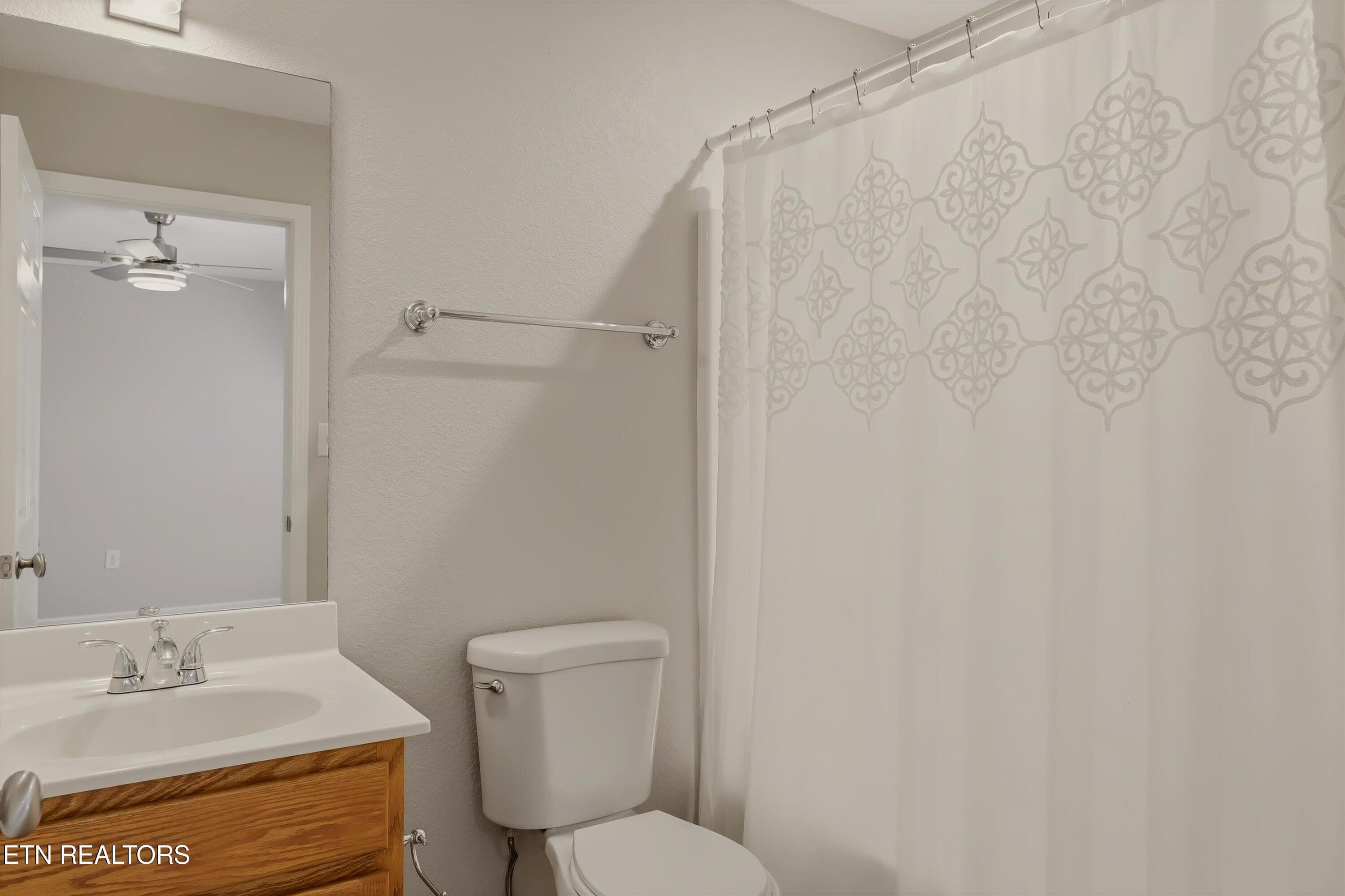 secondary bathroom - 850 Blue Spruce Way 17, Knoxville, TN 37912, Knoxville